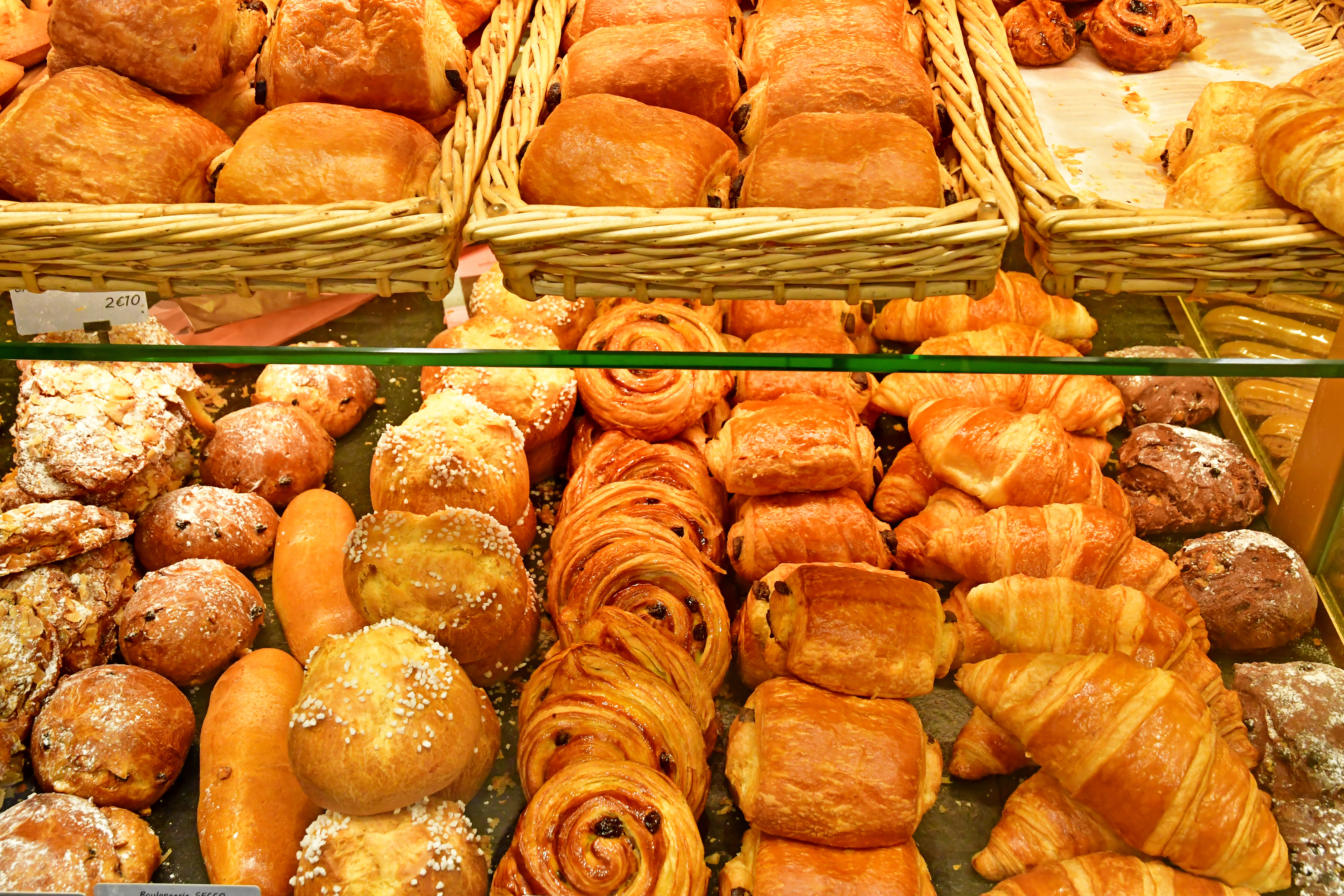 Autentisk fransk bageri fyldt med lækre croissanter og wienerbrød i hjertet af Paris på Rue du Bac