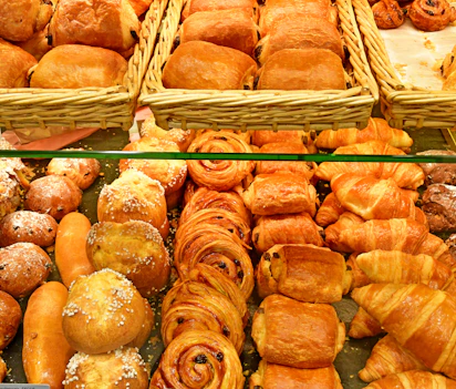 Autentisk fransk bageri fyldt med lækre croissanter og wienerbrød i hjertet af Paris på Rue du Bac