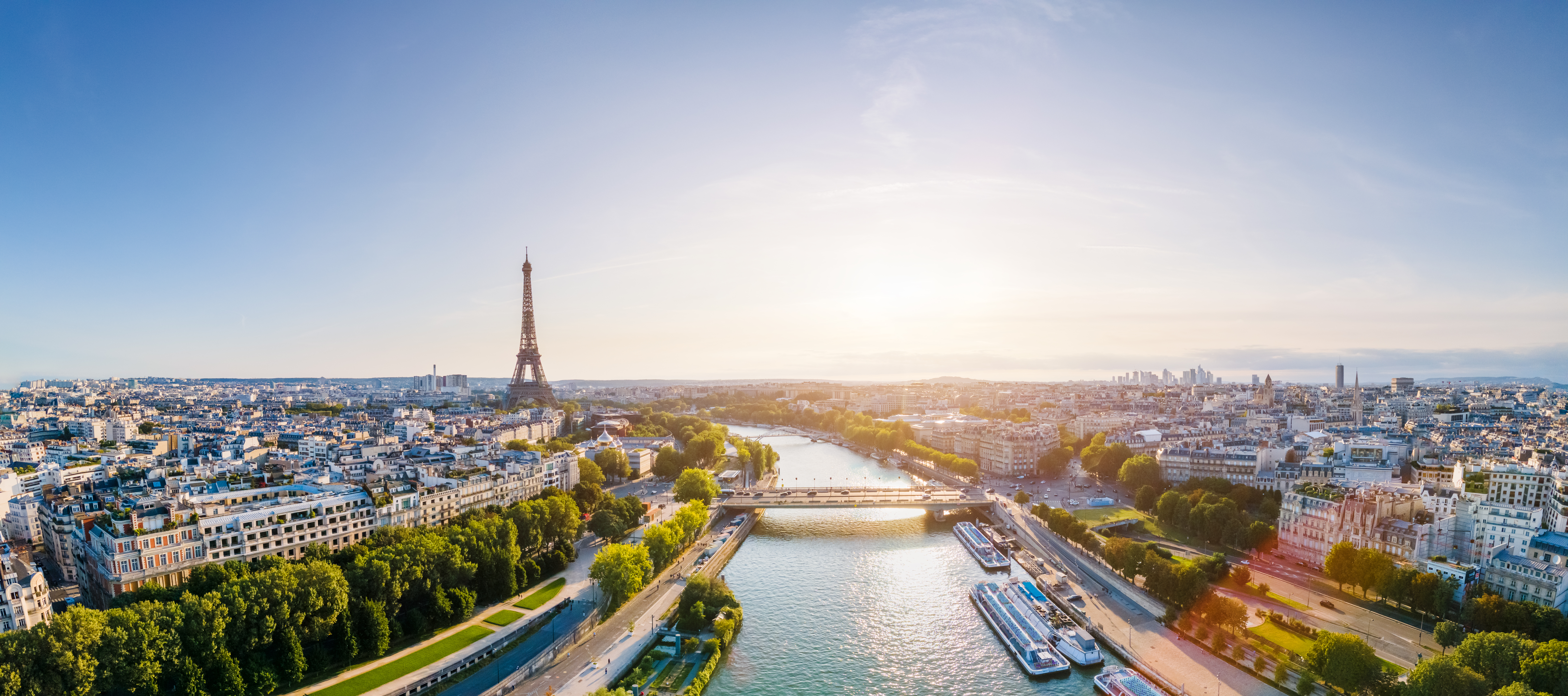 Luftfoto af Paris med Eiffeltårnet og Seine-floden på en sommerdag