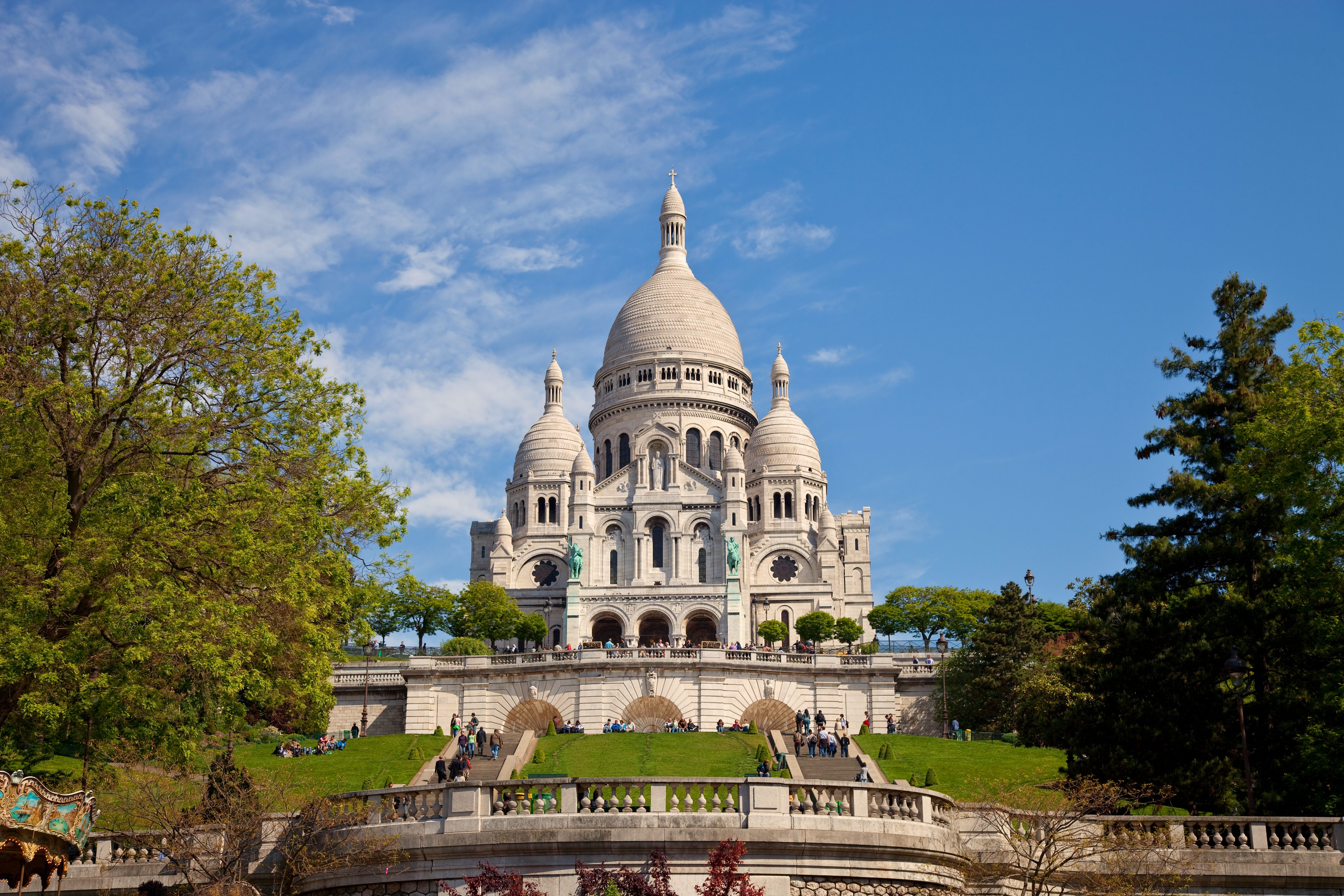 Hvid Sacré-Cœur basilika med kupler og trappe på Montmartre Paris