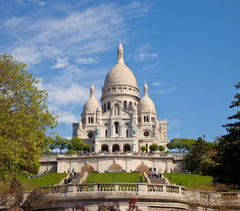 Hvid Sacré-Cœur basilika med kupler og trappe på Montmartre Paris