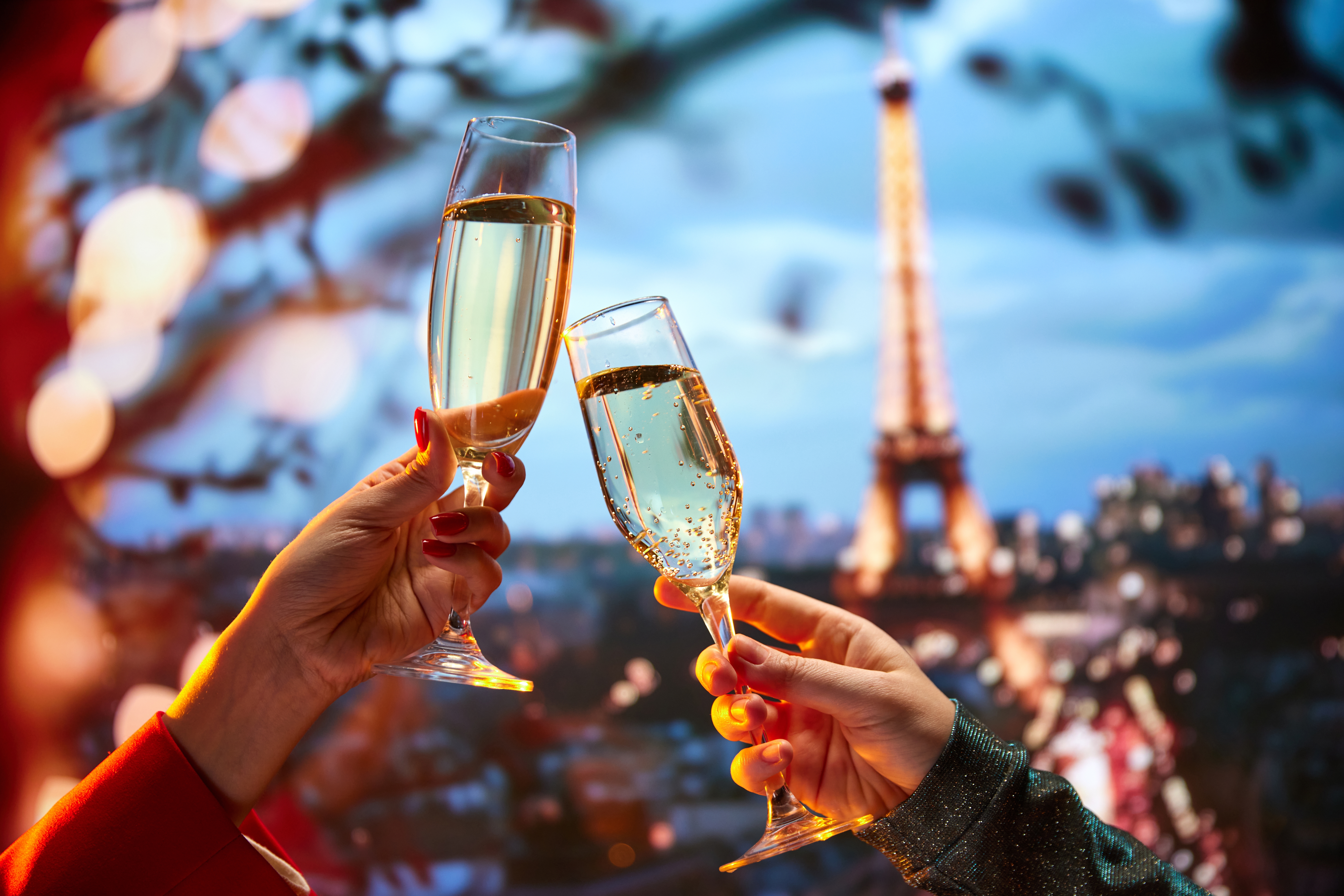 To champagneglas klinker over den funklende Paris by - oplev en eksklusiv nytårsfejring med Nille Rejser