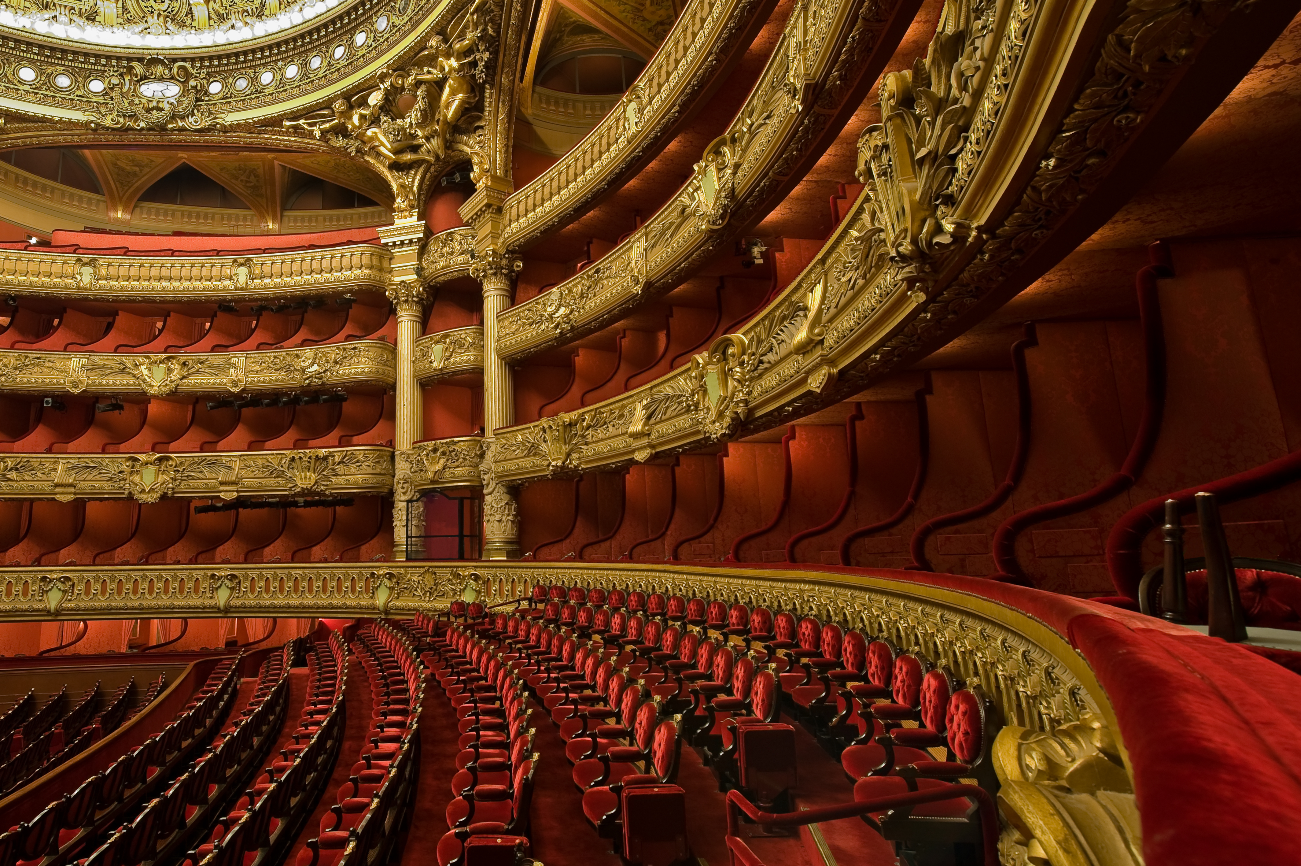 Den berømte teatersal i Opera Garnier i Paris, et symbol på fransk kulturarv med sin overdådige arkitektur og rige historiske betydning