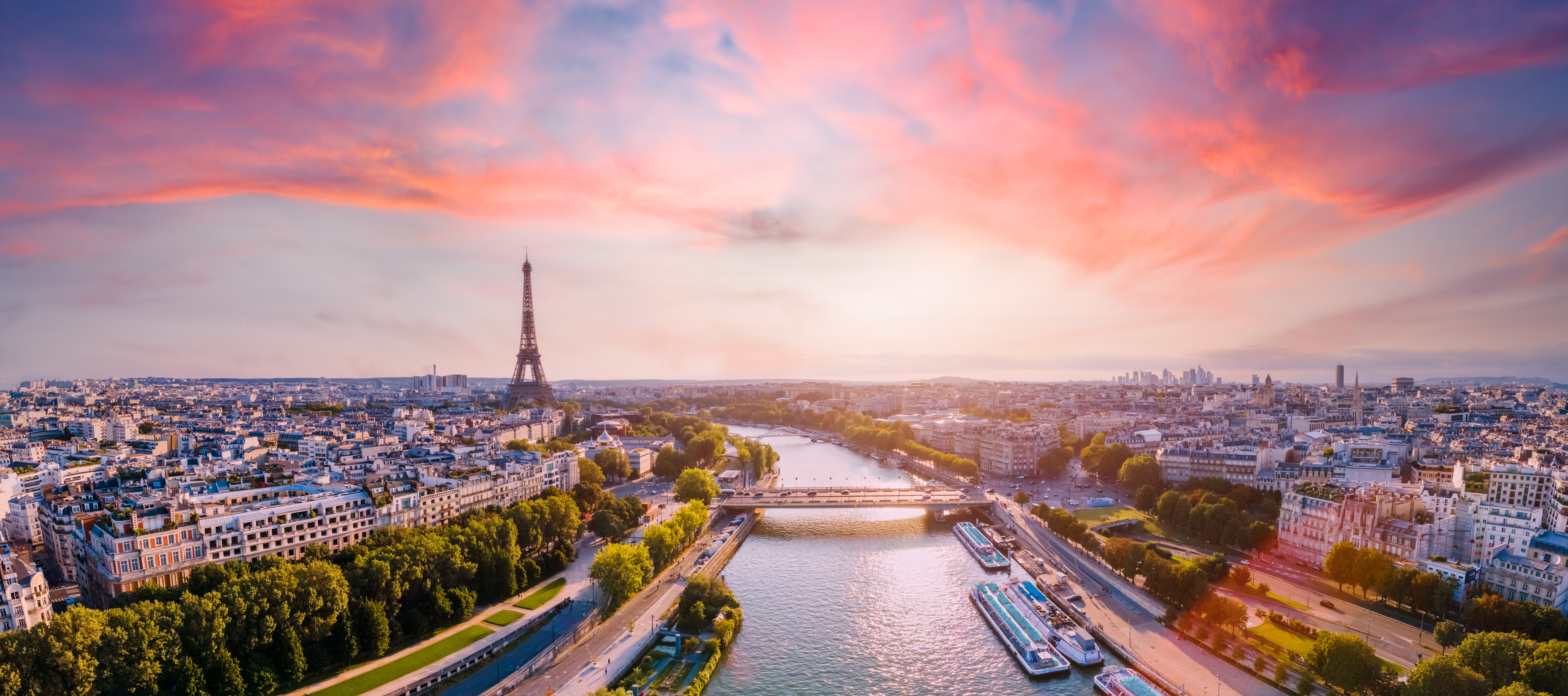 Storslået panoramaudsigt over Paris med Seinen og Eiffeltårnet i aftenlys - oplev den romantiske franske hovedstad med Nille Rejser og nyd byens mange historiske seværdigheder
