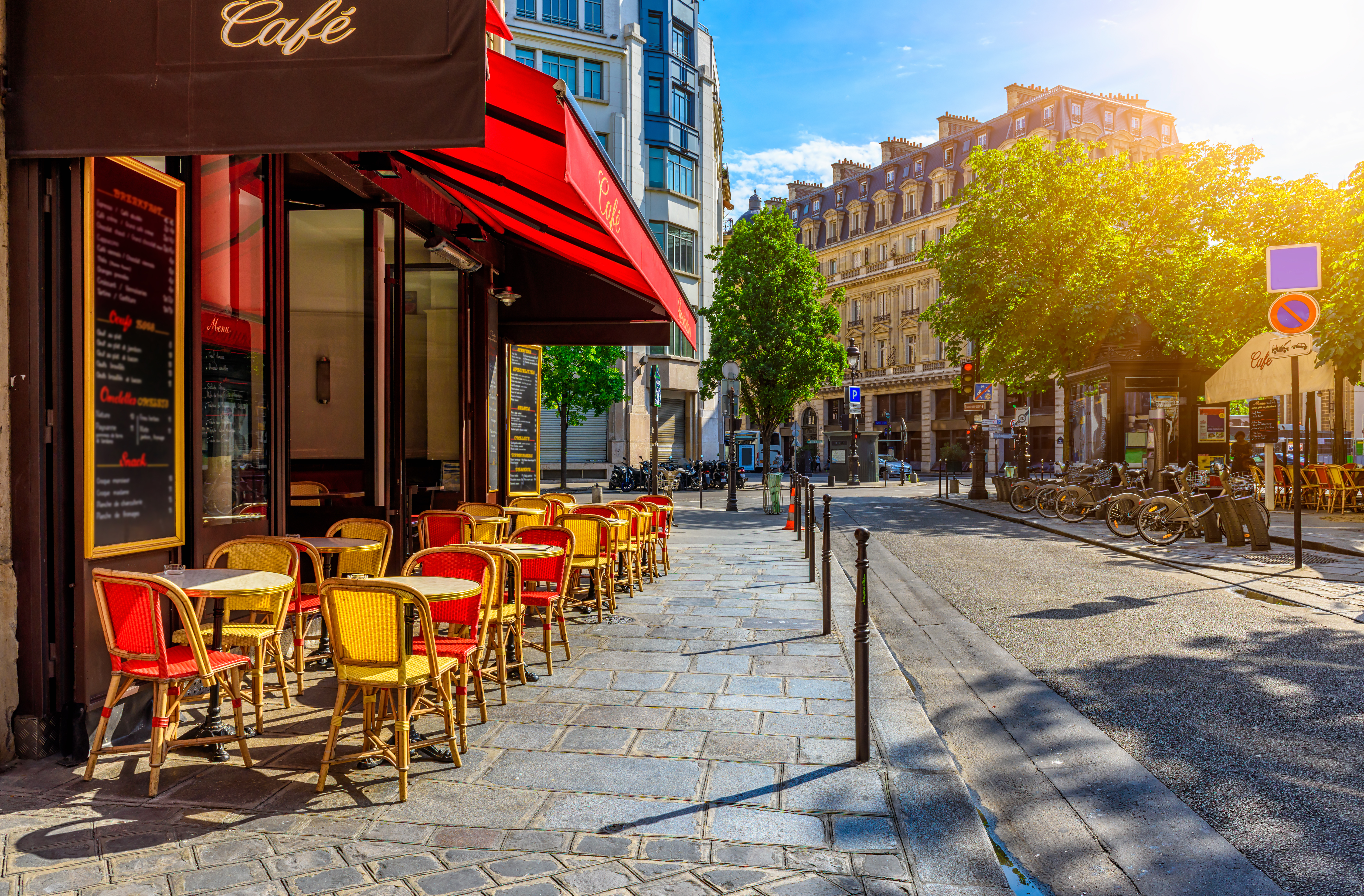 Parisisk cafe-stemning med traditionelle møbler og autentisk fransk atmosfære
