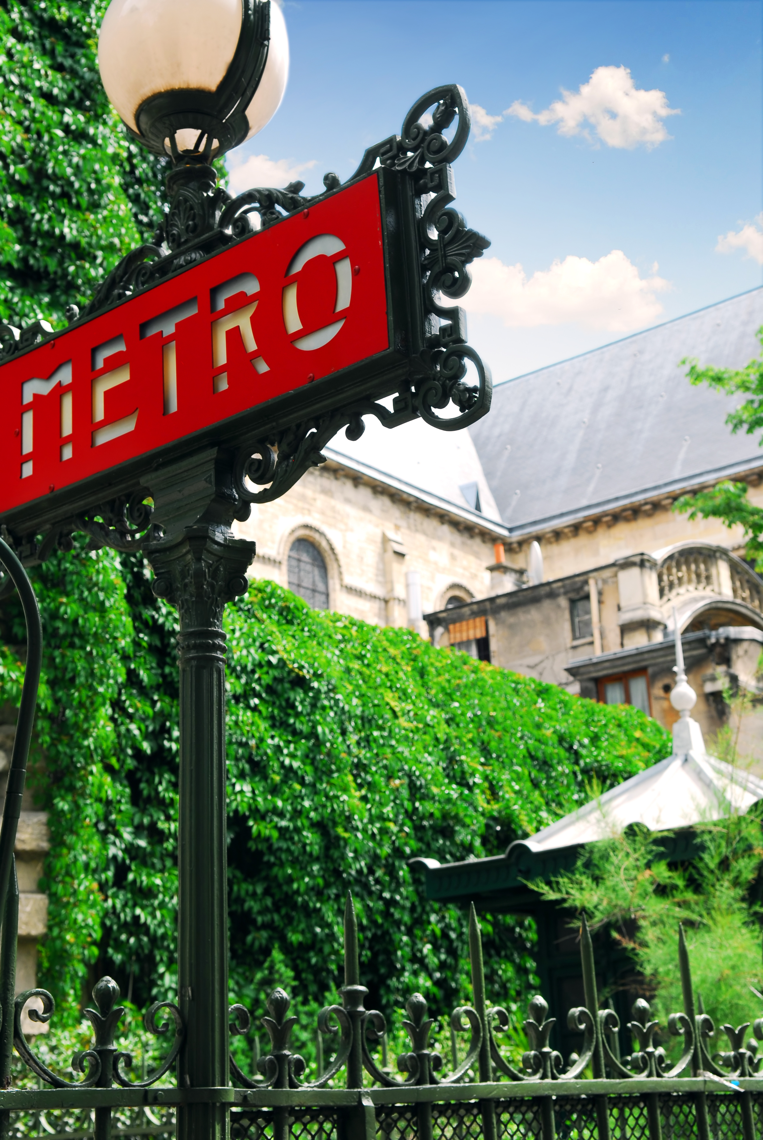 Elegant rød Metro-indgang i art nouveau stil ved Saint Germain des Prés i Paris, en charmerende detalje på din Frankrig-rejse
