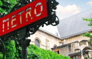 Elegant rød Metro-indgang i art nouveau stil ved Saint Germain des Prés i Paris, en charmerende detalje på din Frankrig-rejse