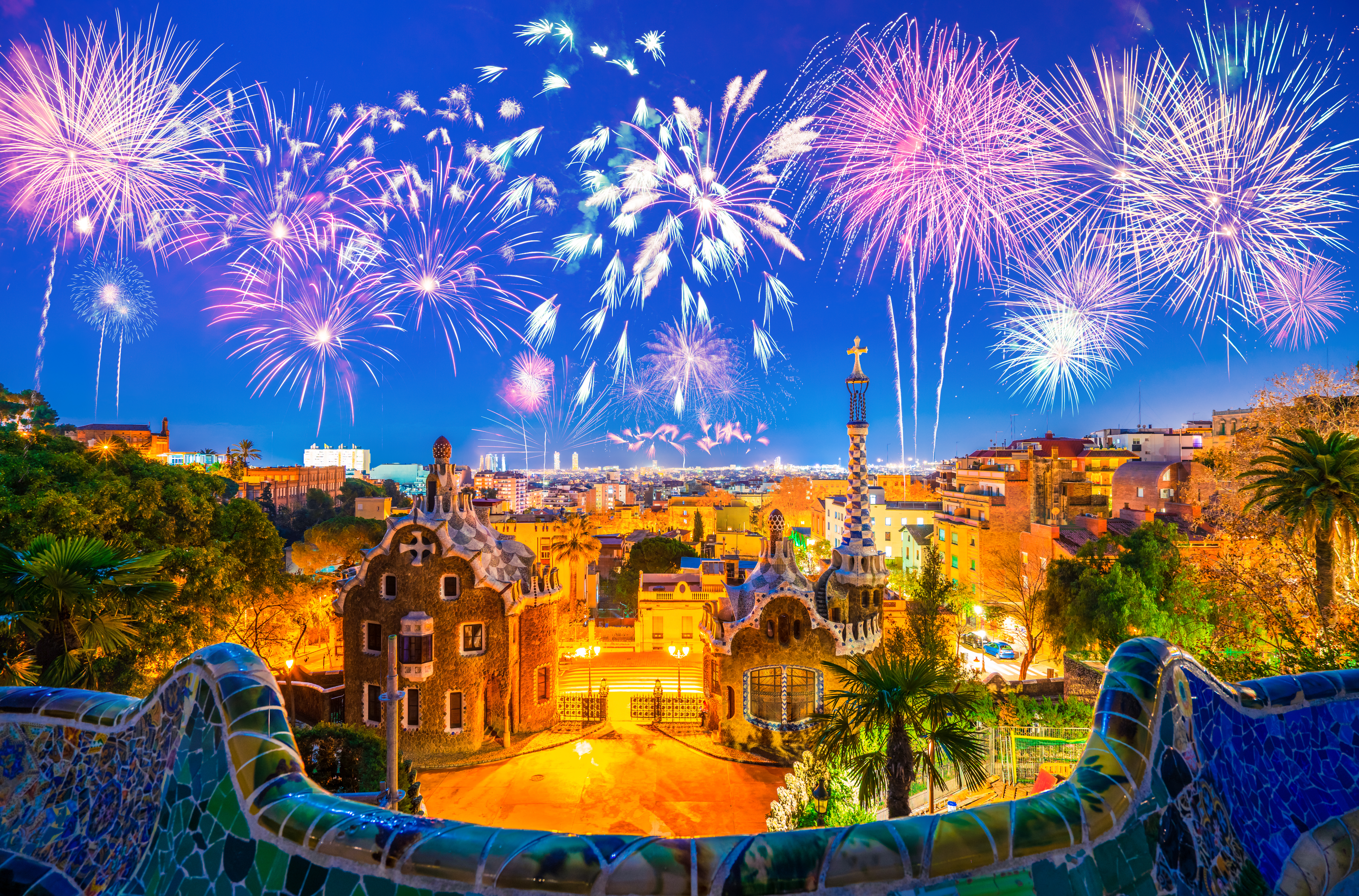 Magisk fyrværkerishow over Park Güell i Barcelona med Gaudís UNESCO-beskyttede parkarkitektur belyst i nattemørket