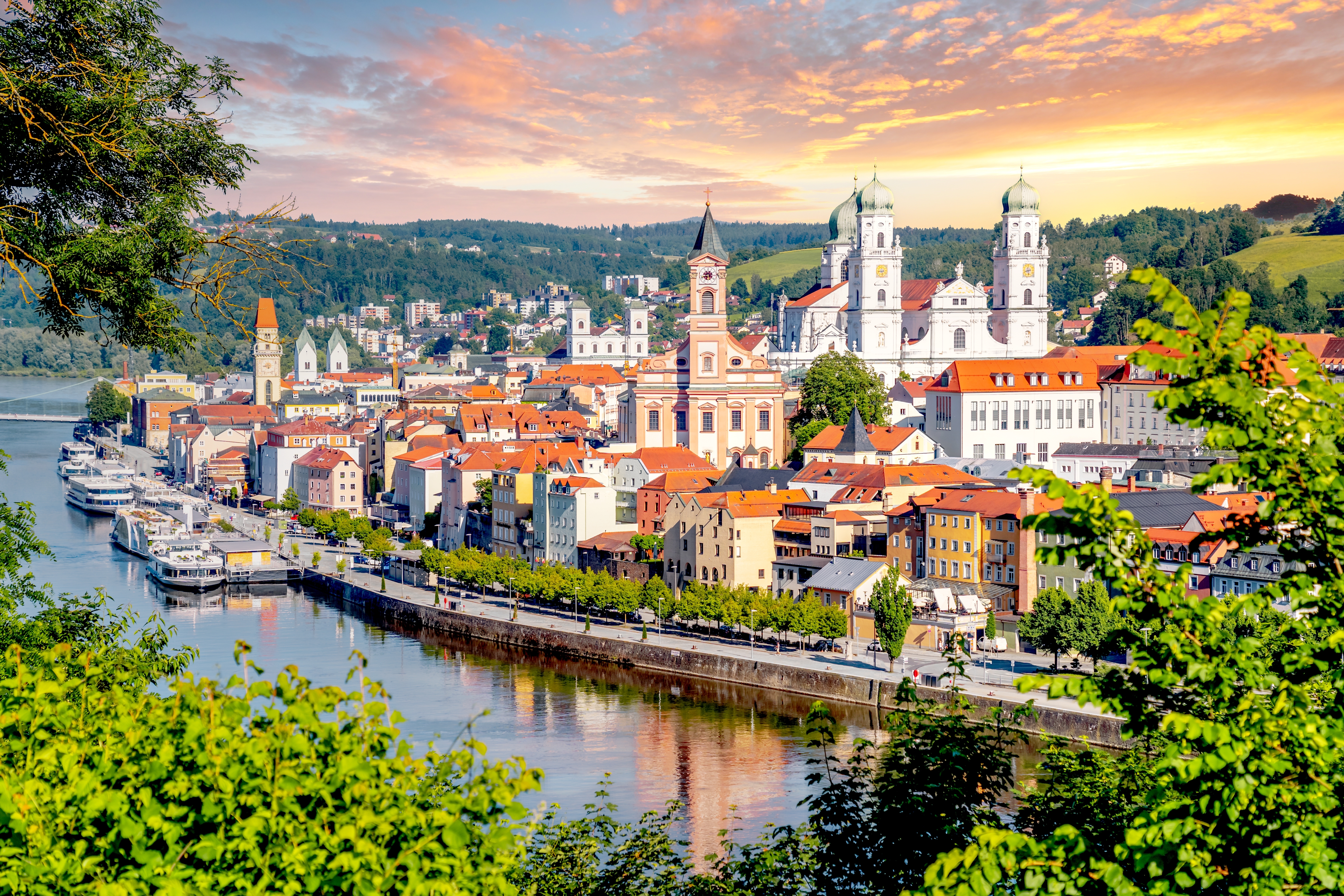 Det historiske centrum af Passau ved Donau floden under gyldent sollys i Bayern