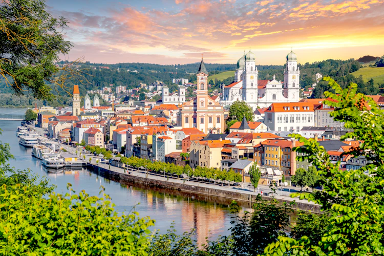 Det historiske centrum af Passau ved Donau floden under gyldent sollys i Bayern