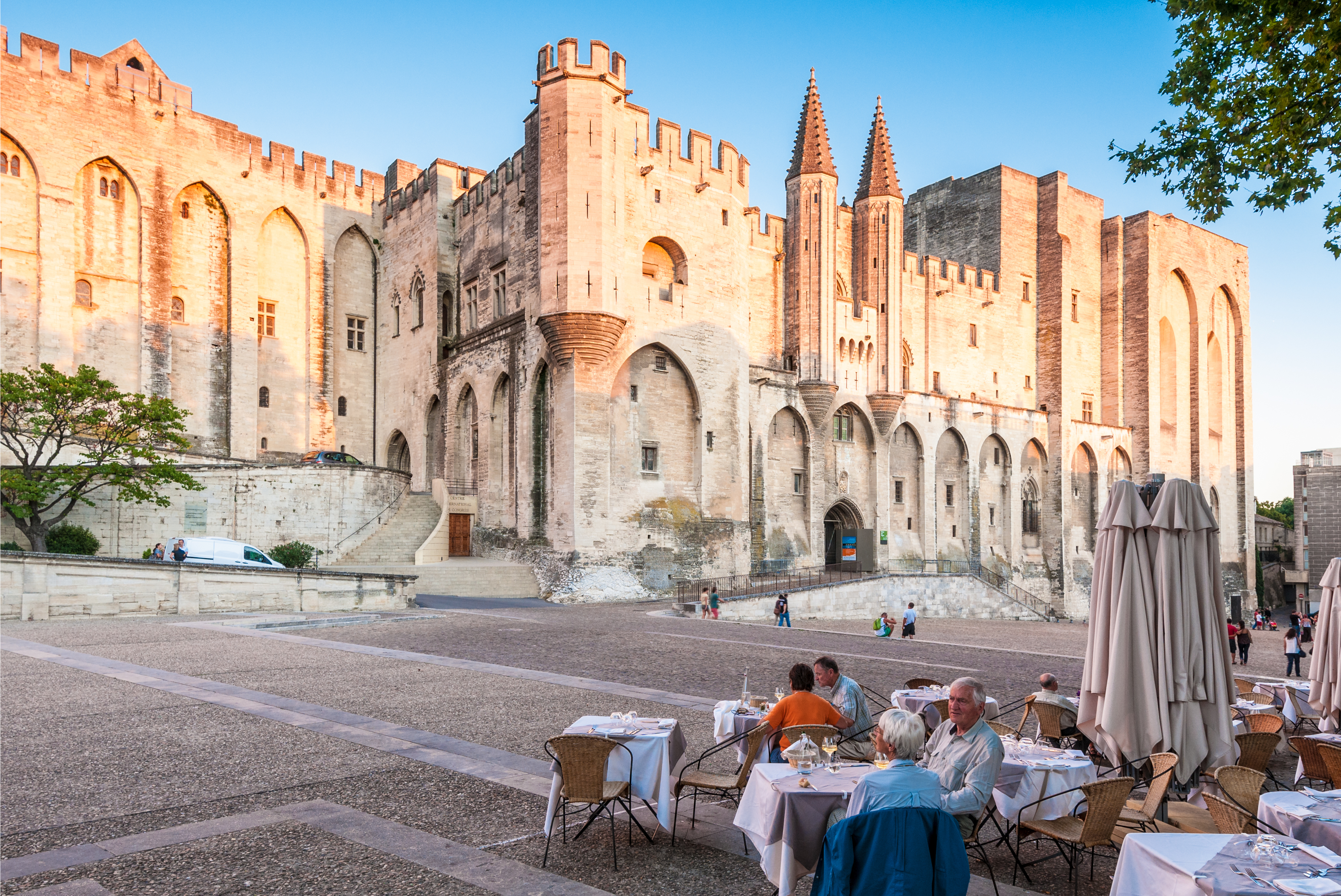 Det storslåede Pavepalads i Avignon, Frankrig, et UNESCO verdensarvssted med sin massive stenfacade og historiske betydning fra 1300-tallet