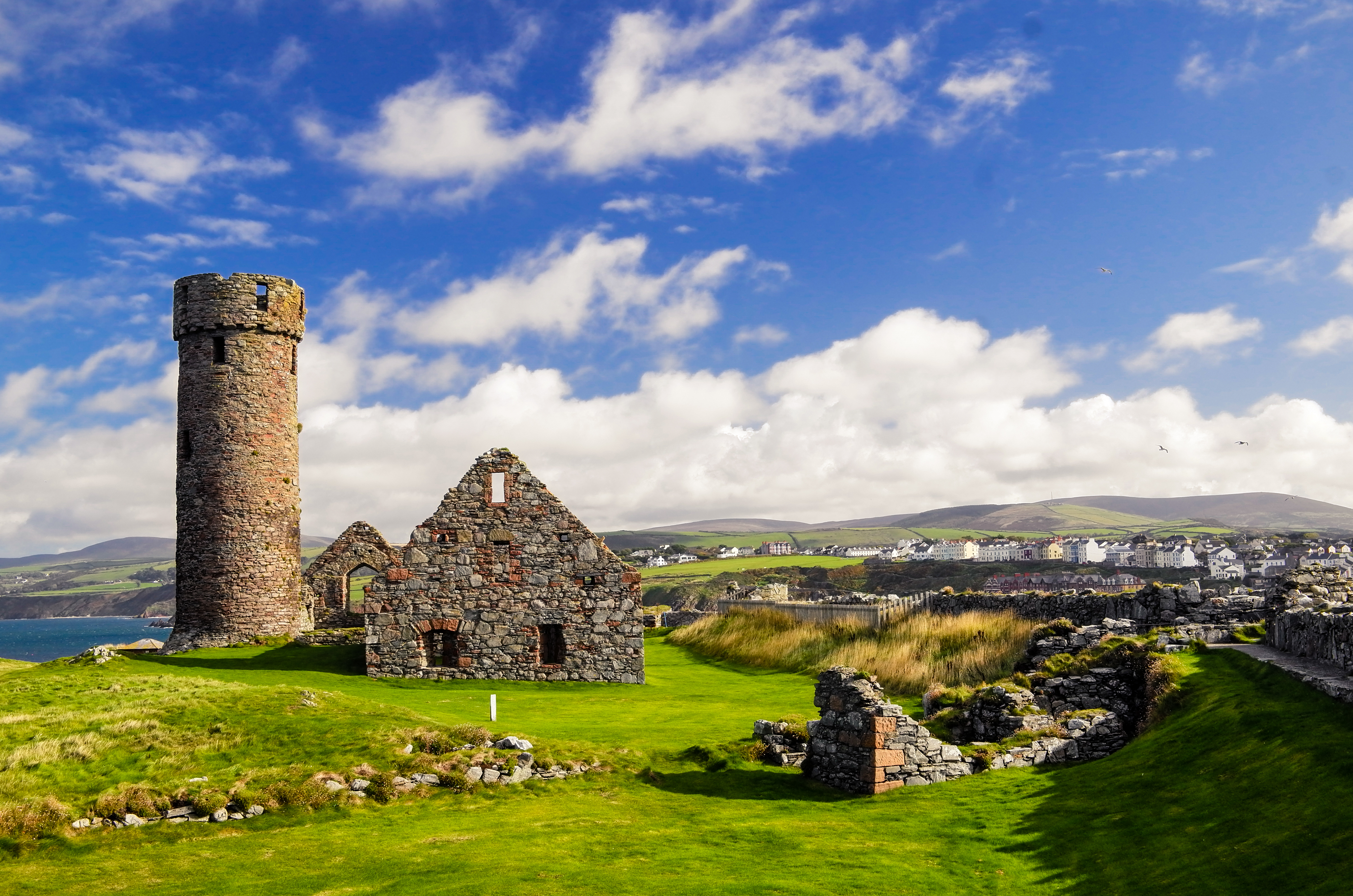 Viking og middelalder ruiner ved Peel Castle på Isle of Man med kystpanorama