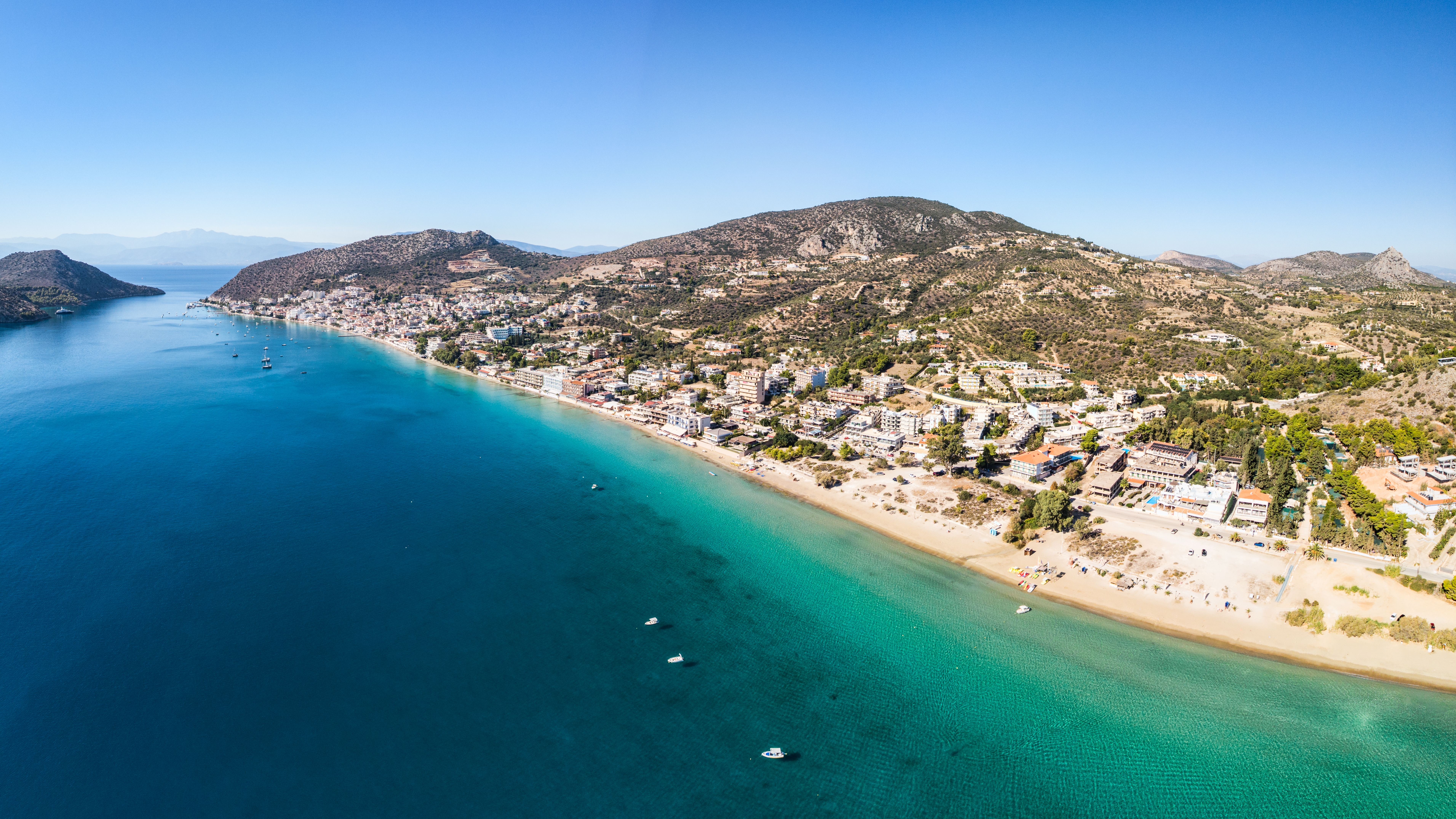 Panoramaudsigt over Tolo bugt på Peloponnese med både og bjerglandskab