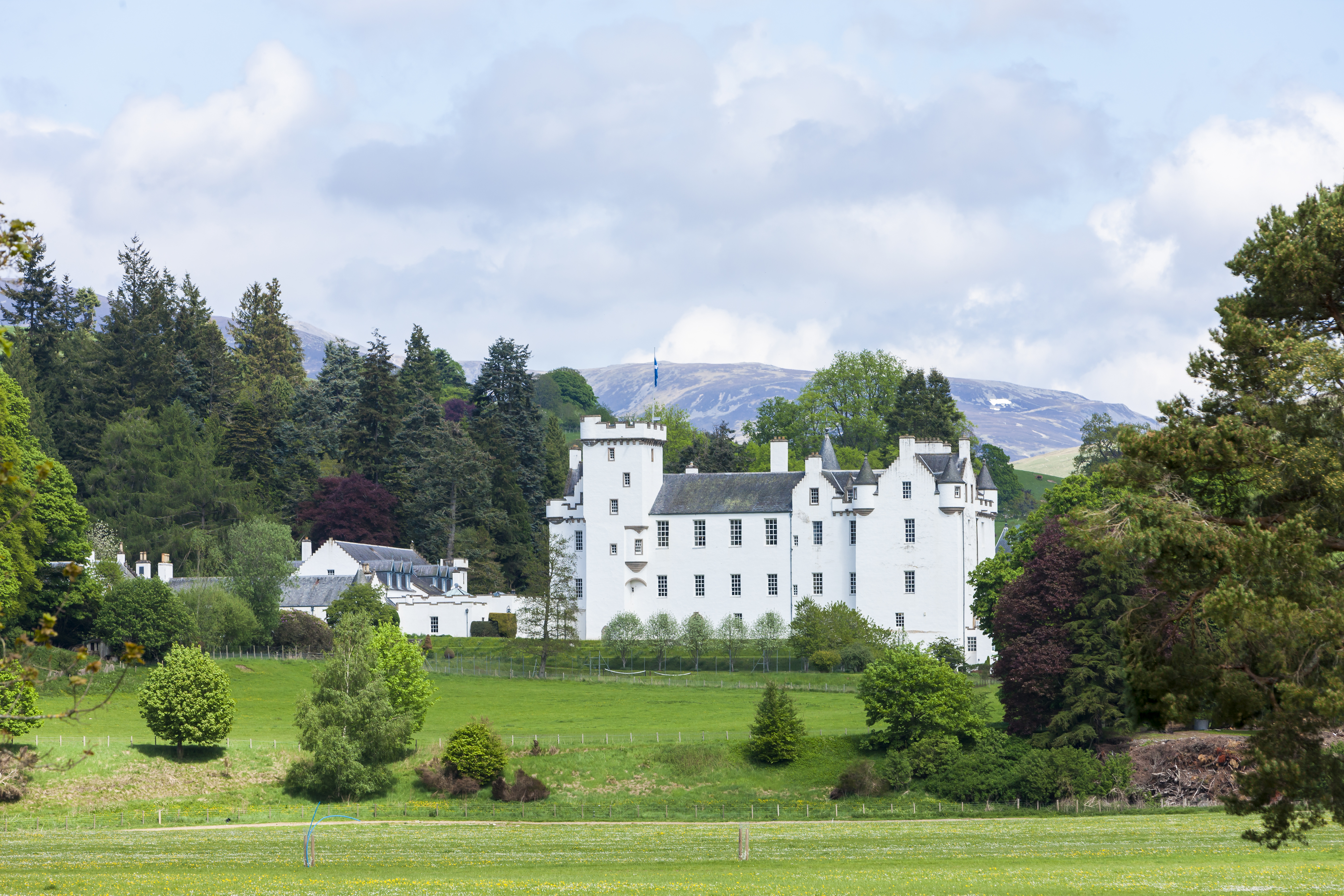 Majestætisk Blair Castle i de skotske Highlands med traditionel hvid arkitektur