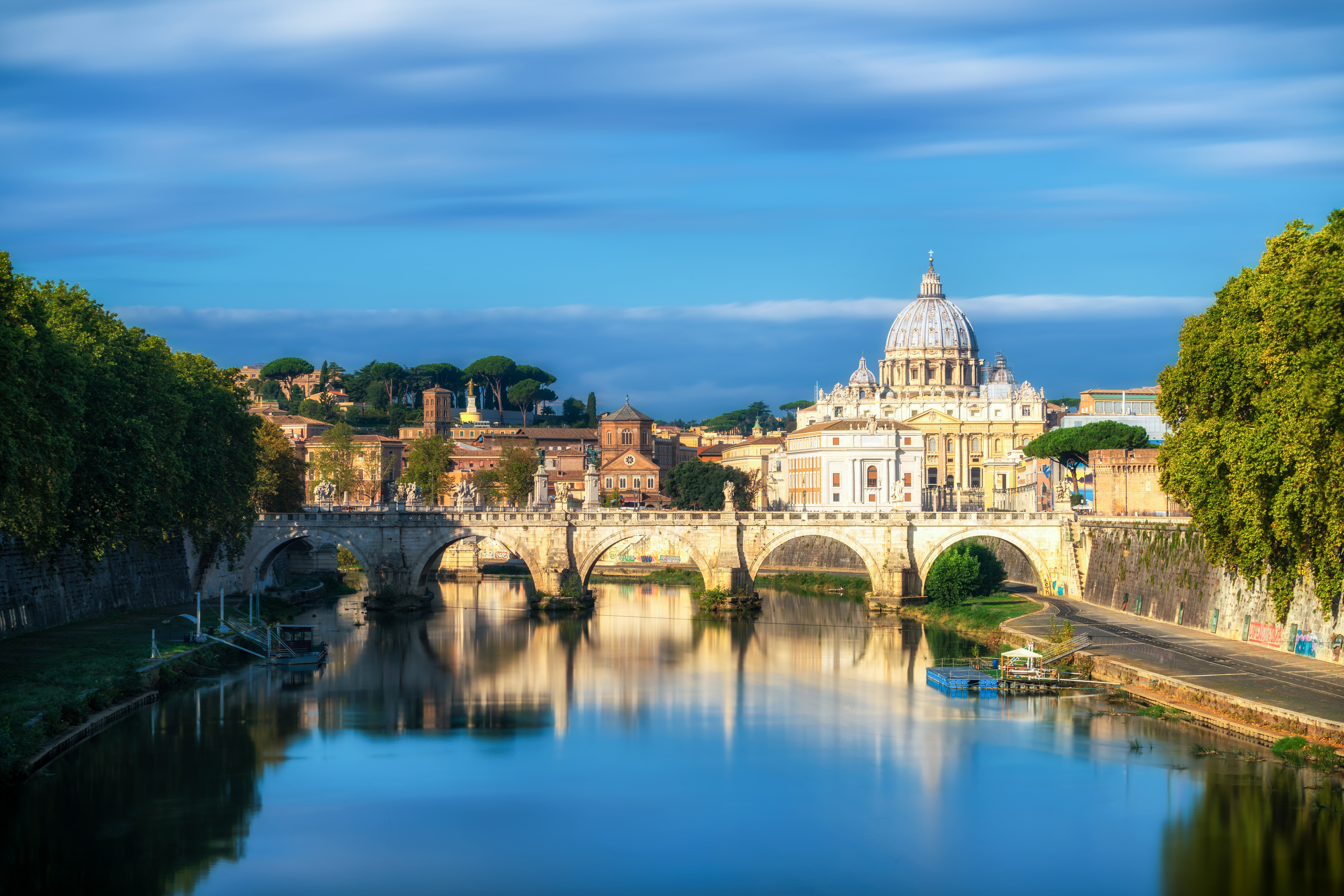 Peterskirken i Vatikanet med Tiber flodens bro og Rom skyline udsigt