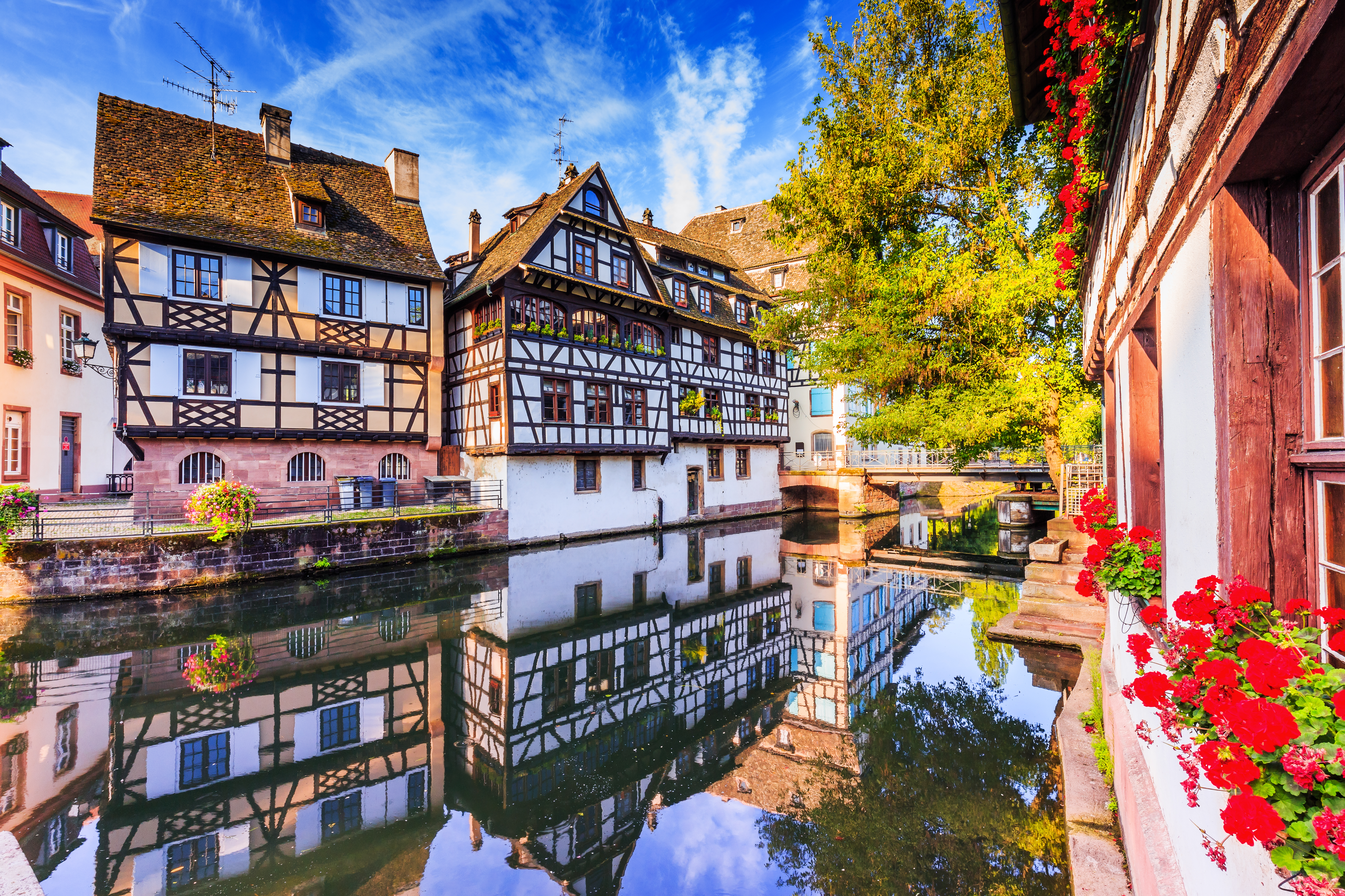 Charmerende bindingsværkshuse ved kanalen i UNESCO-beskyttede Strasbourg, Frankrig