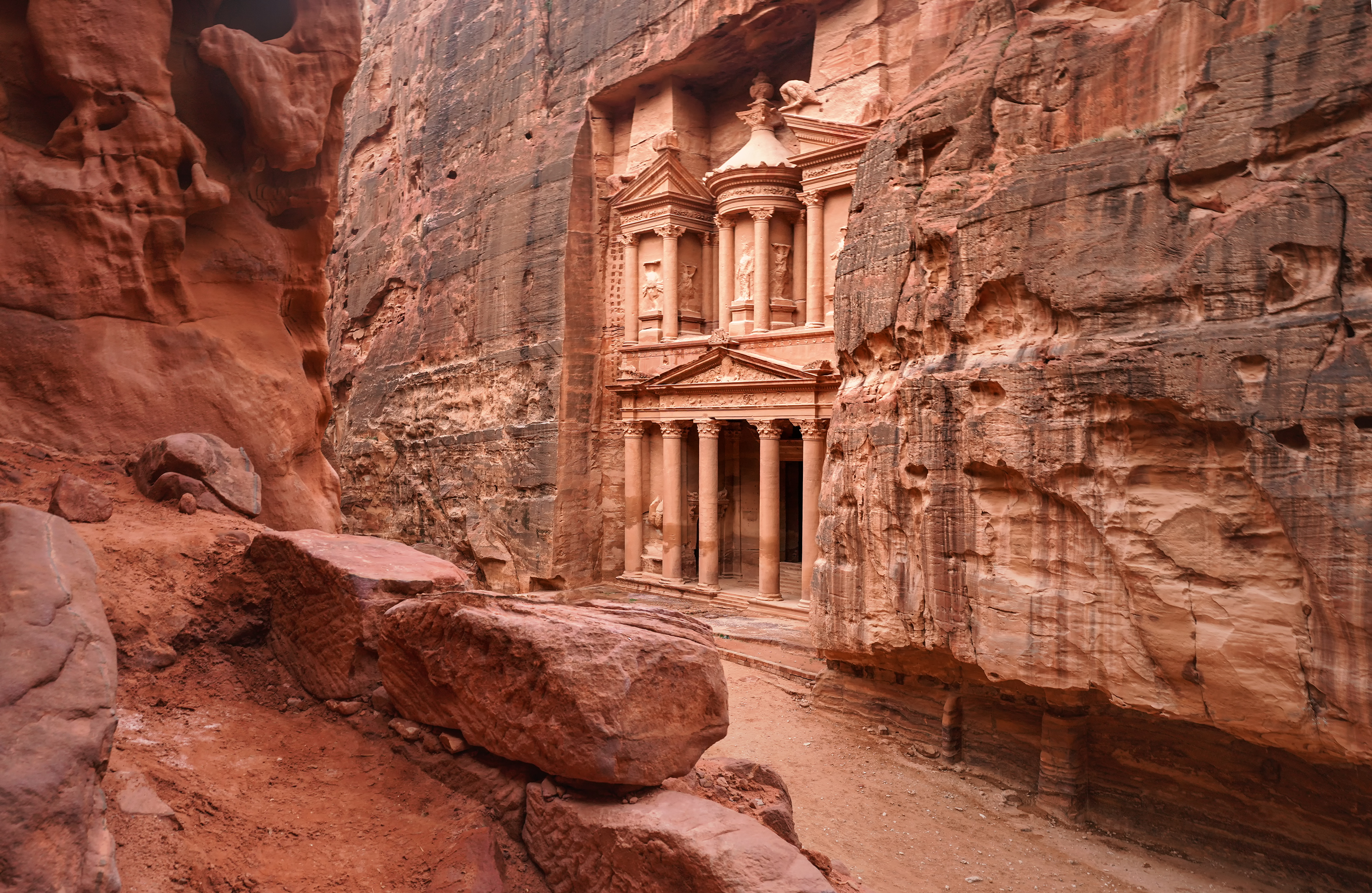 Treasury templet set gennem Al-Siq kløften i Petra Jordan
