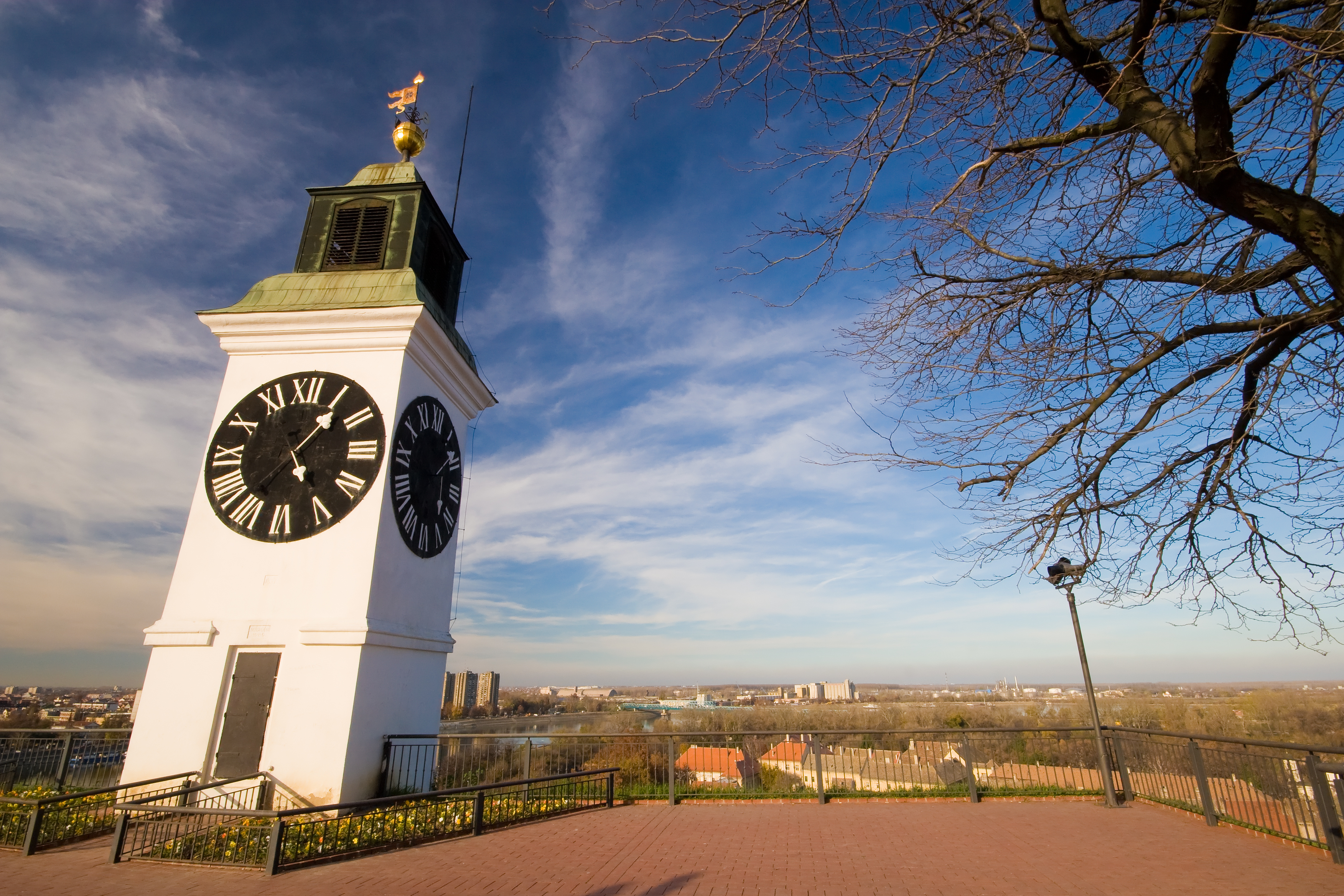 Historisk klokketårn på Petrovaradin Fæstning med storslået panoramaudsigt over Novi Sad