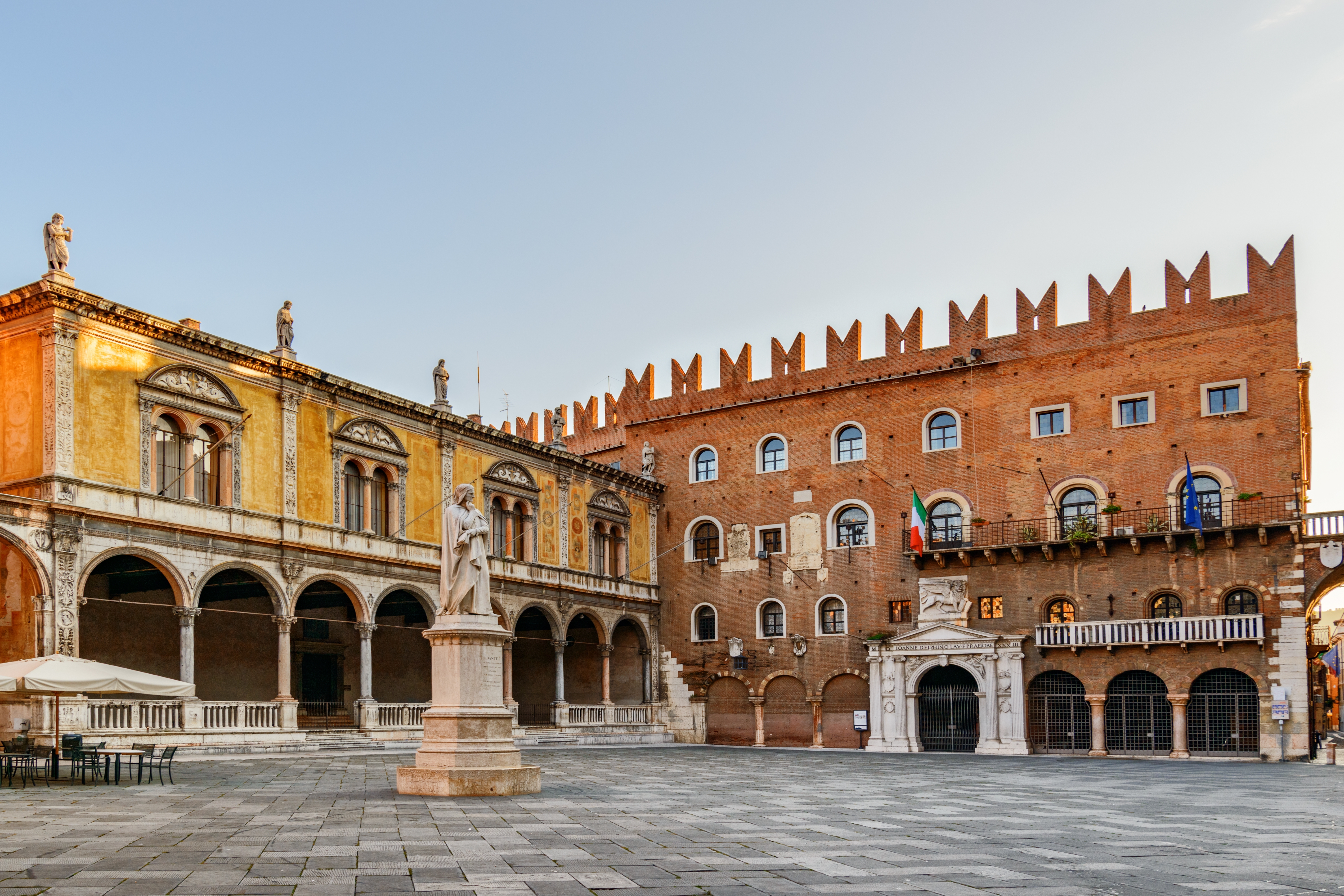 Verona Piazza dei Signori med historiske middelalderlige bygninger, tinder og Dante-statuen på det berømte turisttorv i Italien