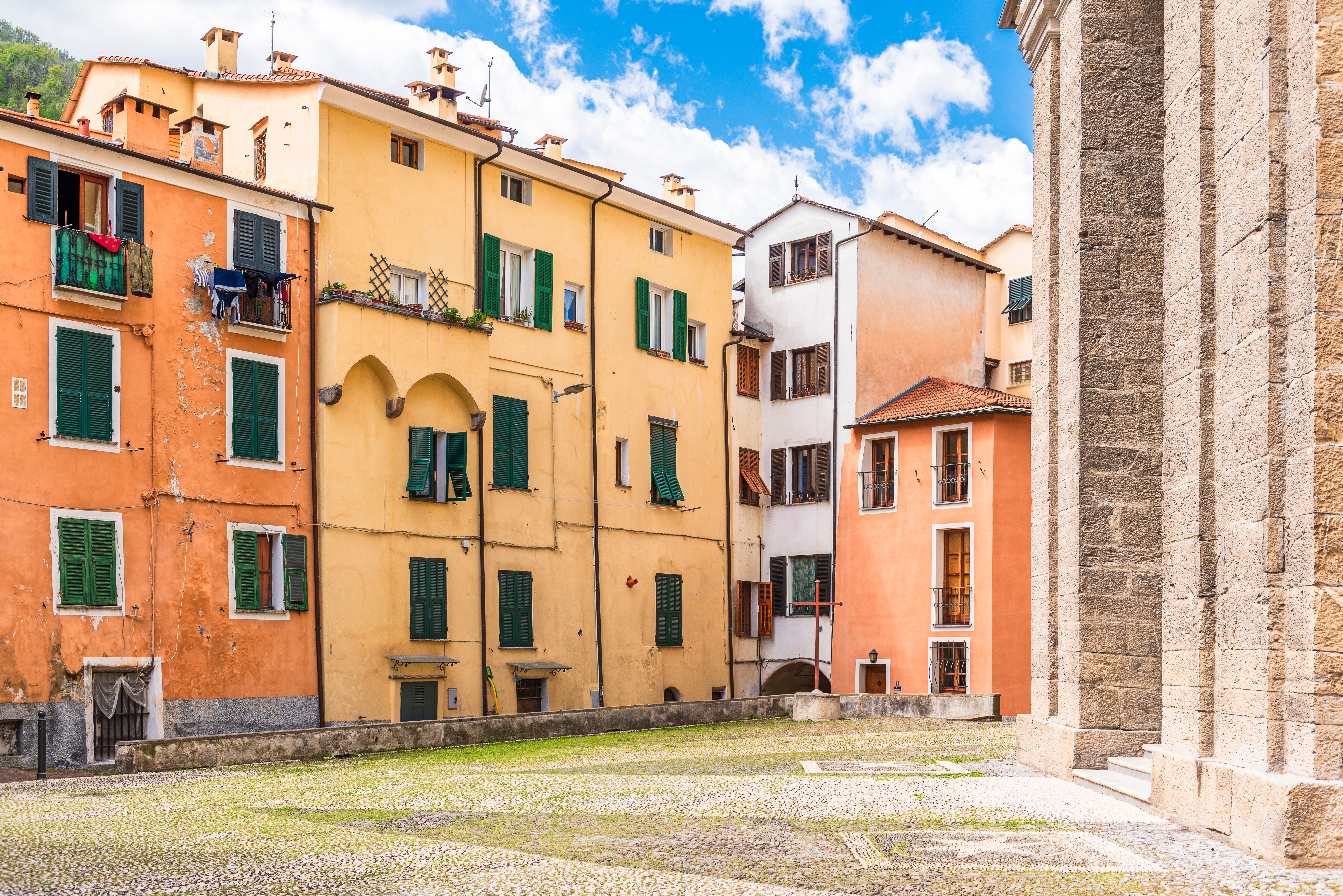 Pittoresk italiensk landsby Pieve di Teco med farverige bygninger og brolagt plads i Ligurien