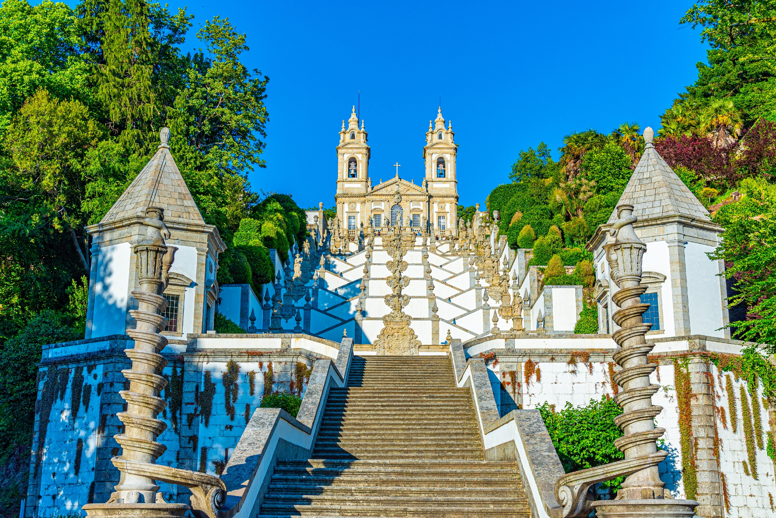 Det berømte pilgrimssted Bom Jesus do Monte i Braga med den karakteristiske hvide trappe der fører op til kirken med to tårne