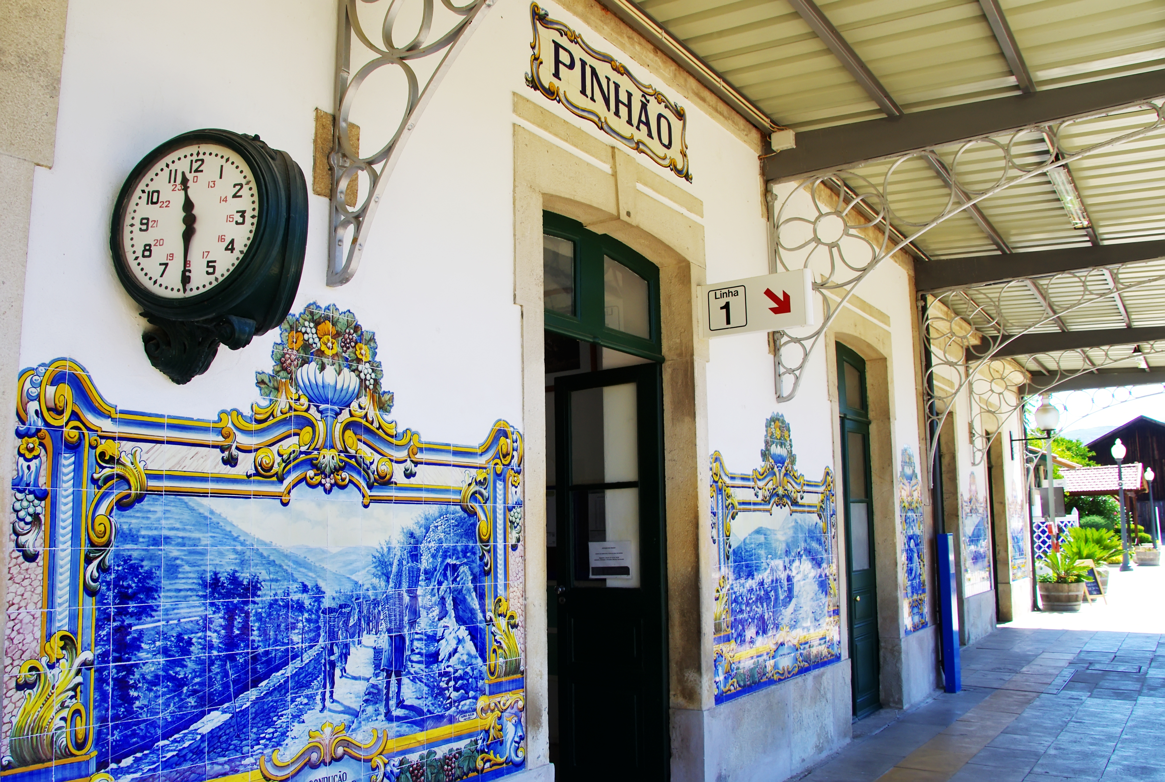 Smuk jernbanestation i Pinhao med traditionel portugisisk azulejo flise dekoration og historisk ur