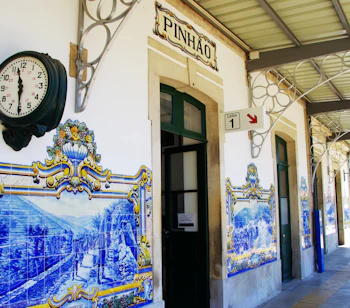 Smuk jernbanestation i Pinhao med traditionel portugisisk azulejo flise dekoration og historisk ur