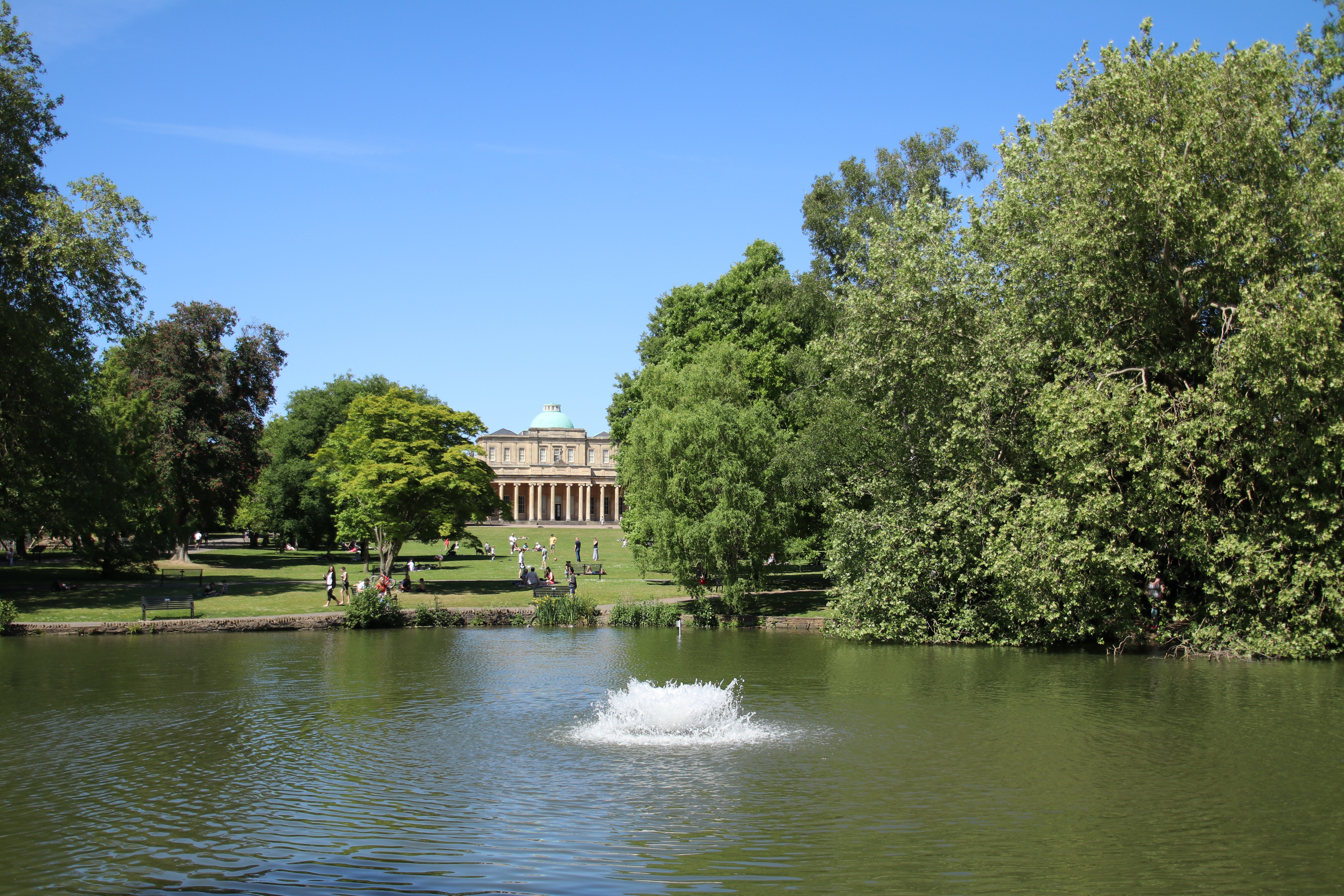 Pittville Pump Room i Cheltenham med klassisk regency-stil og Neptun-springvand