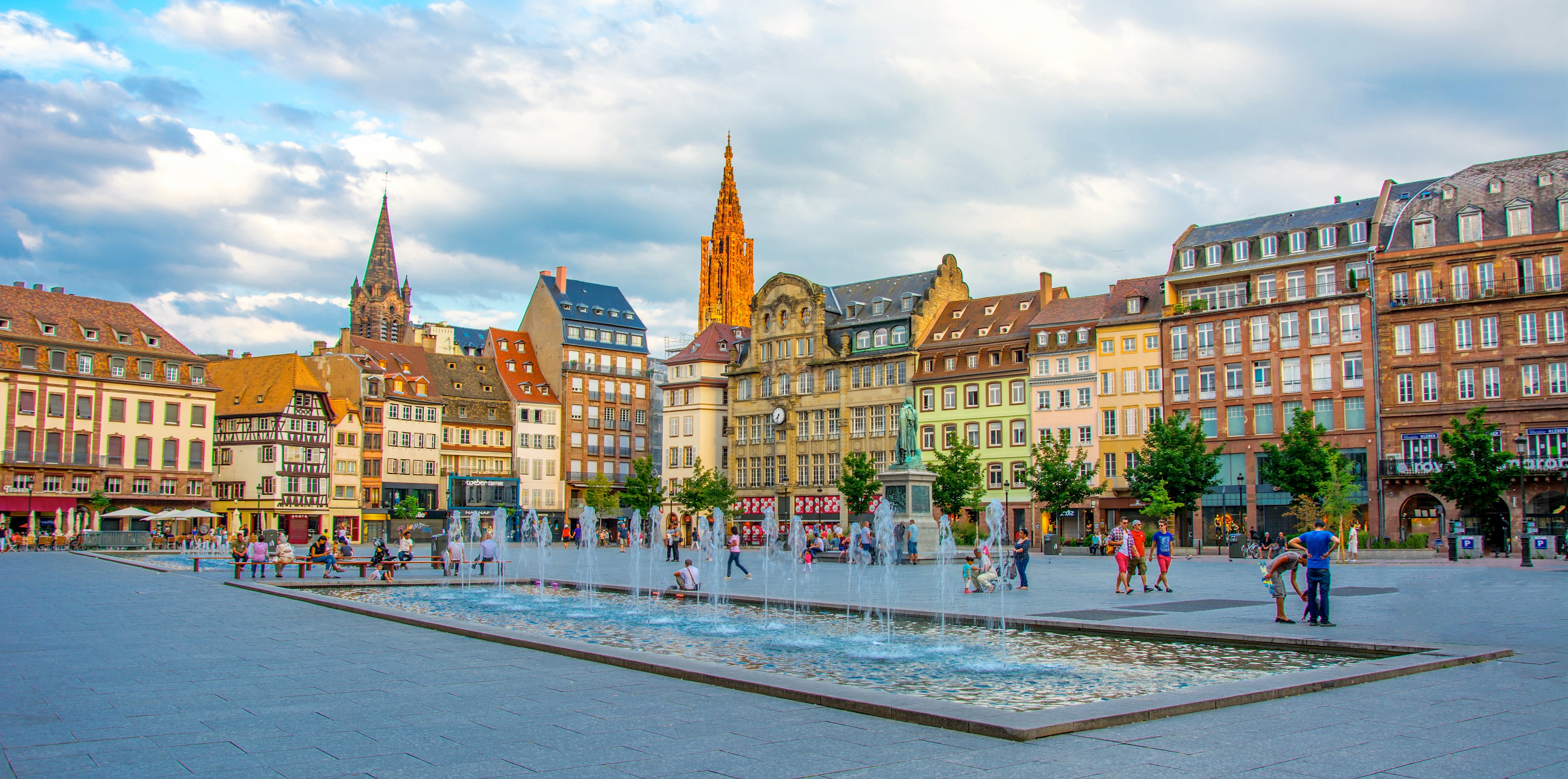 Place Kléber i Strasbourg med springvand, turister og den karakteristiske katedral i baggrunden