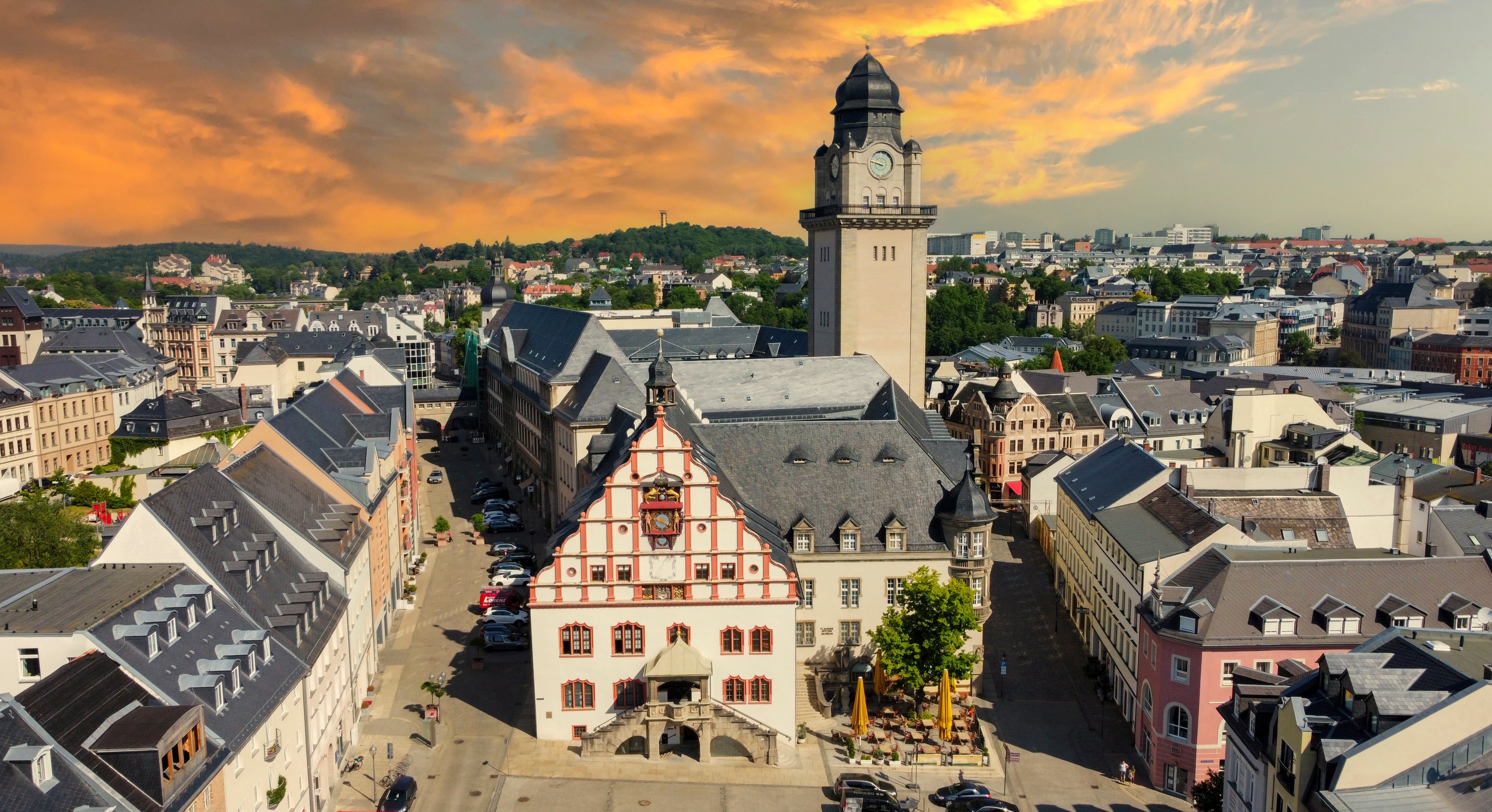 Plauen markedsplads med historisk klokketårn og traditionel tysk arkitektur i Vogtland