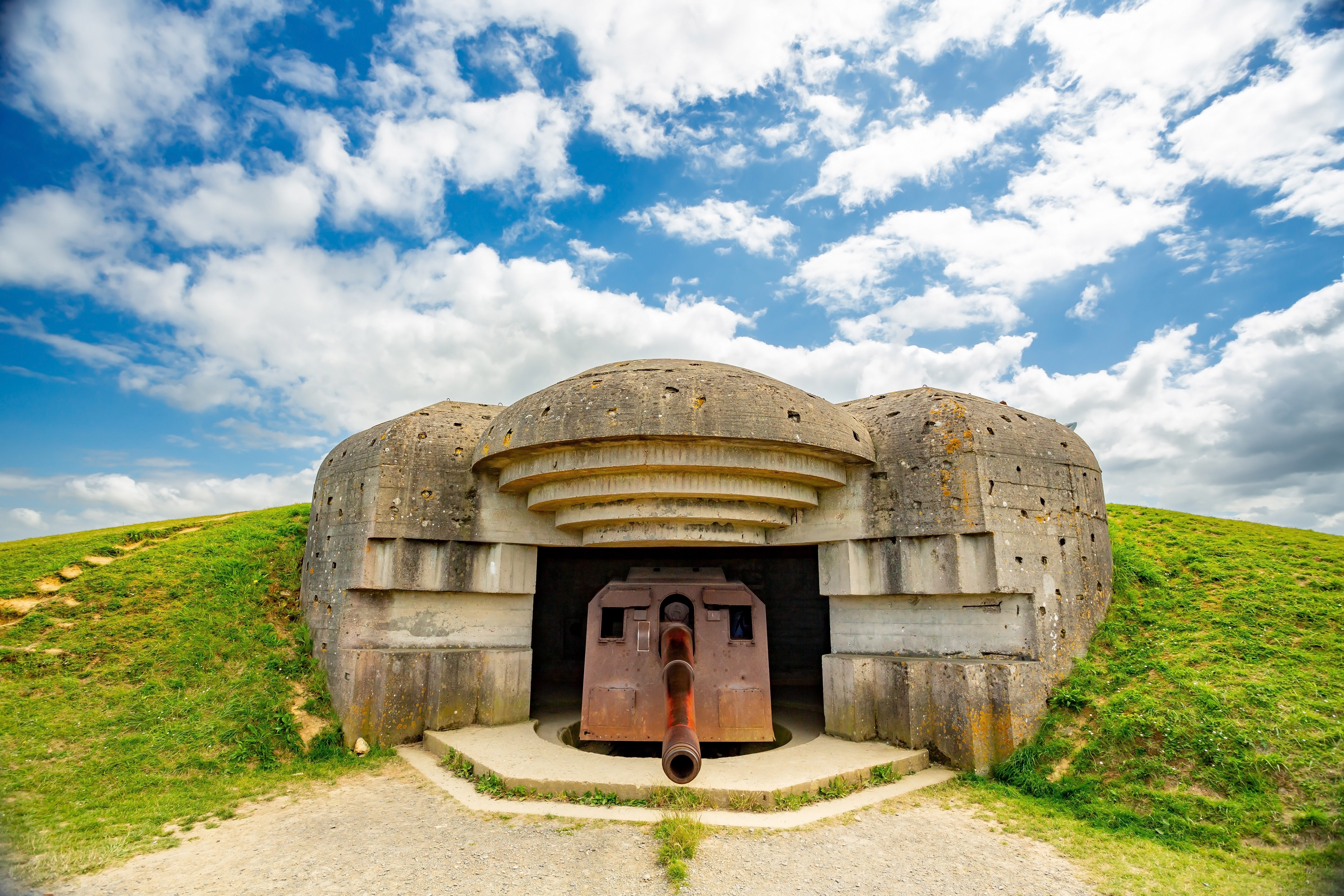 Pointe du Hoc bunker med artillerikanon ved Normandiet kyst Anden Verdenskrig museum Frankrig