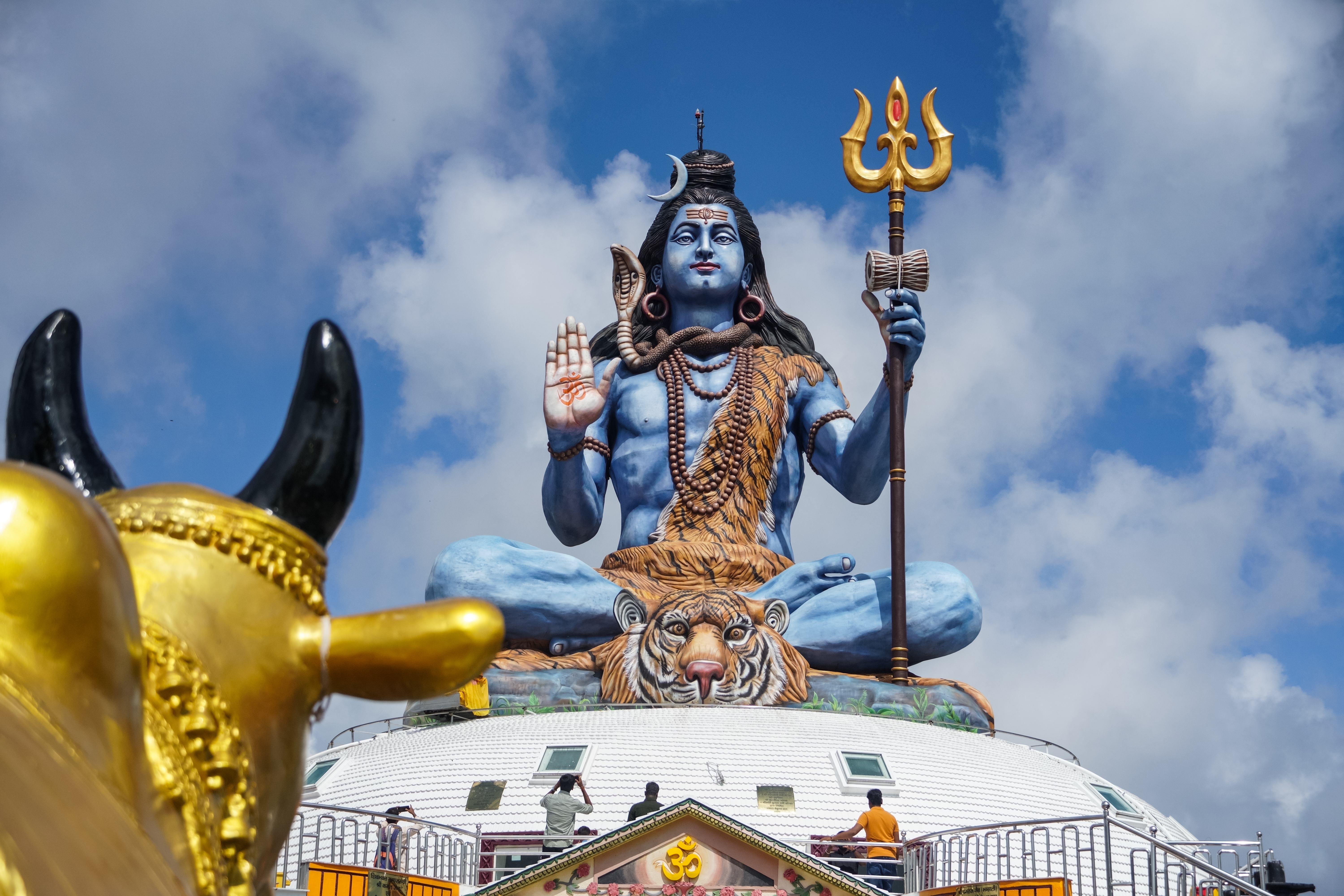 Imponerende blå Shiva statue i lotus position med gylden okse i Nepal