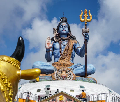 Imponerende blå Shiva statue i lotus position med gylden okse i Nepal
