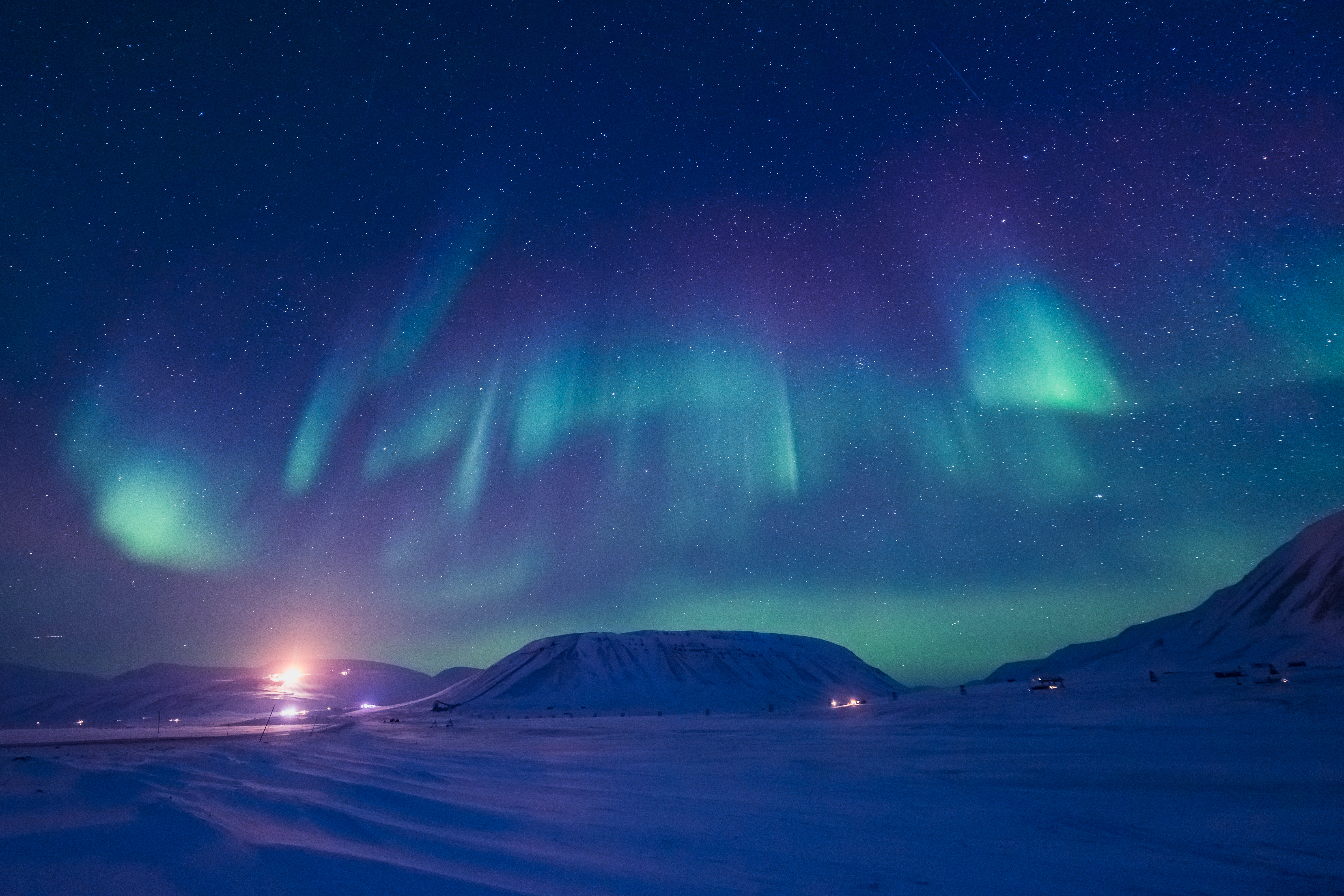 Magiske polarlys i grønne og blå farver over Spitsbergen vinternat