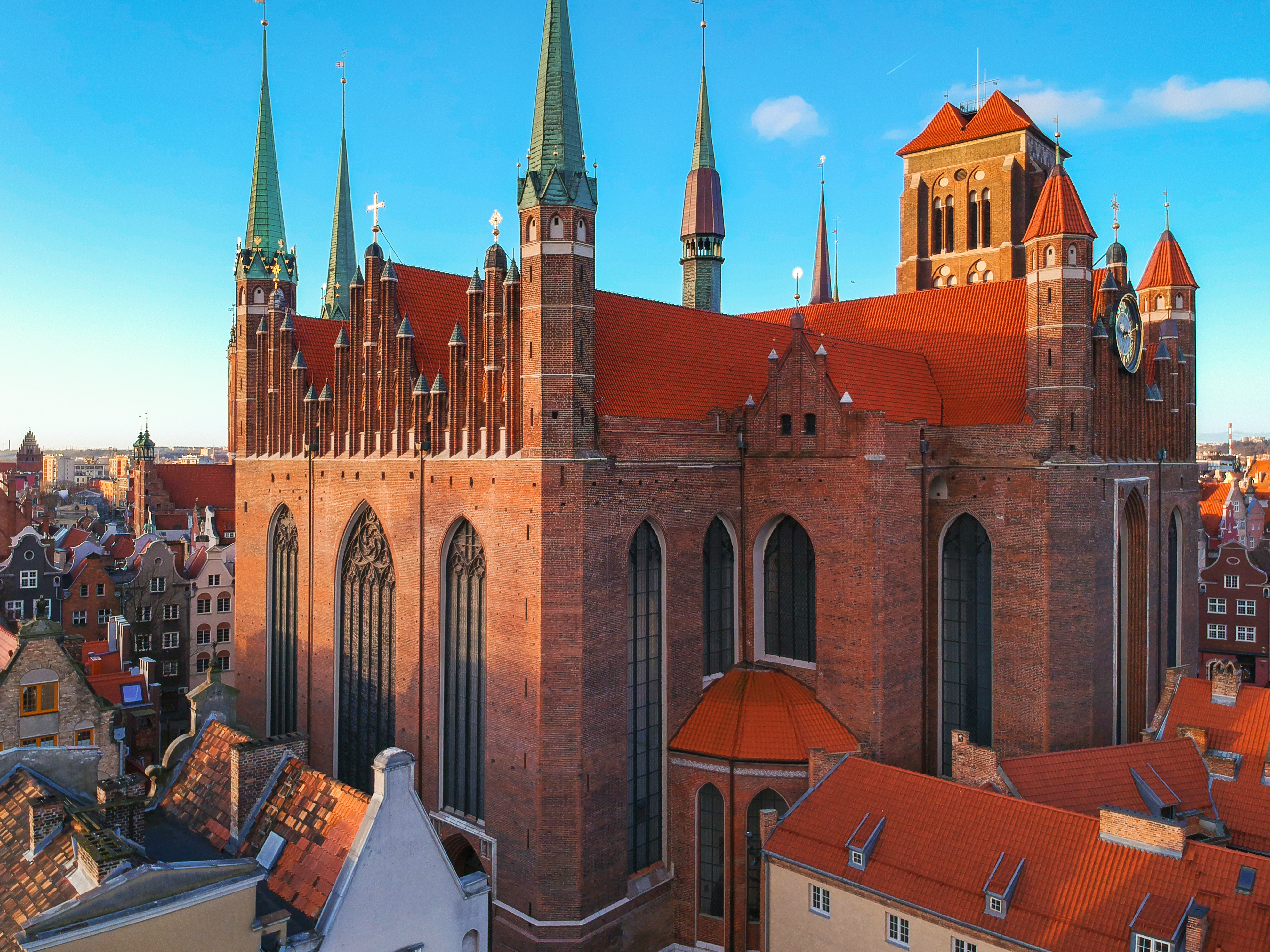 Historisk katedral i Gdansk centrum med imponerende gotisk arkitektur og røde tage