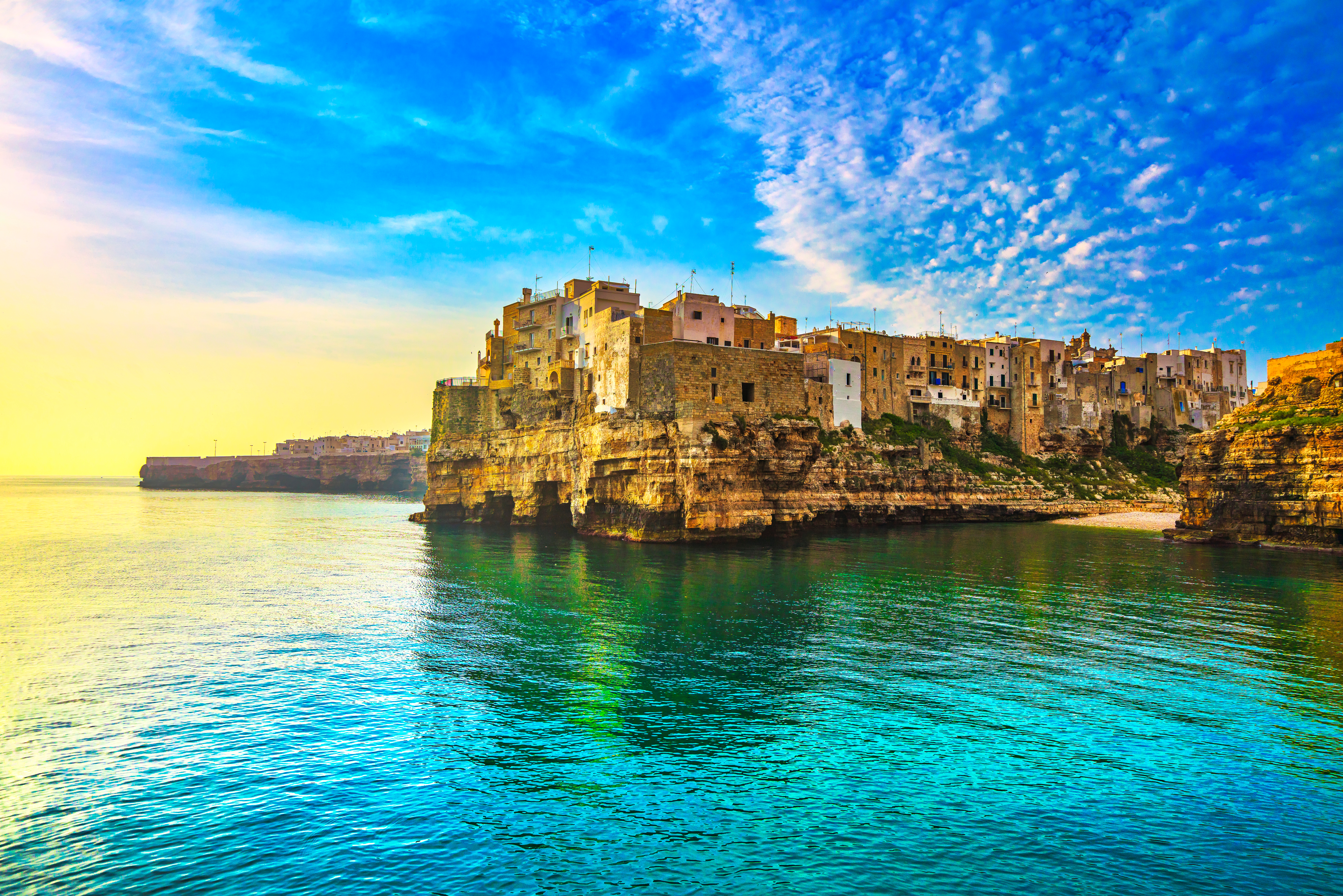 Betagende udsigt over den historiske by Polignano a Mare på klipperne ved Adriaterhavet i morgenlys, Puglia-regionen