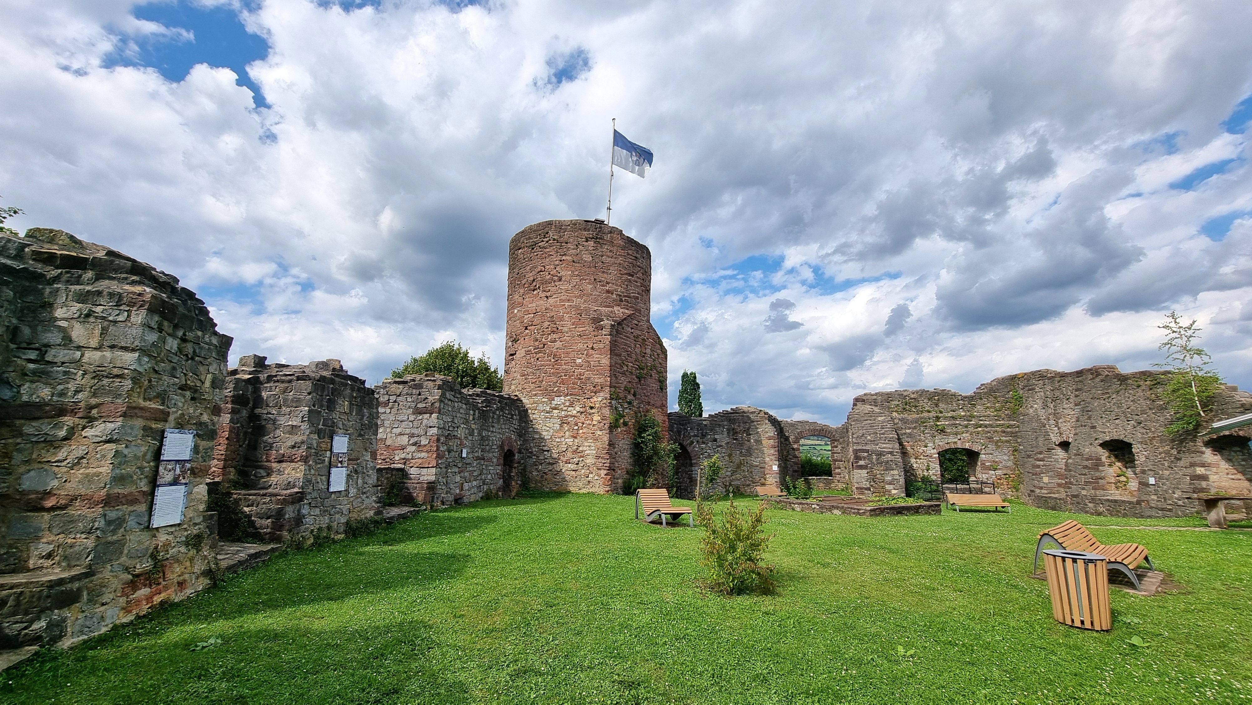 Burg Polle slotsruin med rundt stentårn og flag ved Weser i Niedersachsen, Tyskland - idyllisk middelalderhistorie i Weserbergland