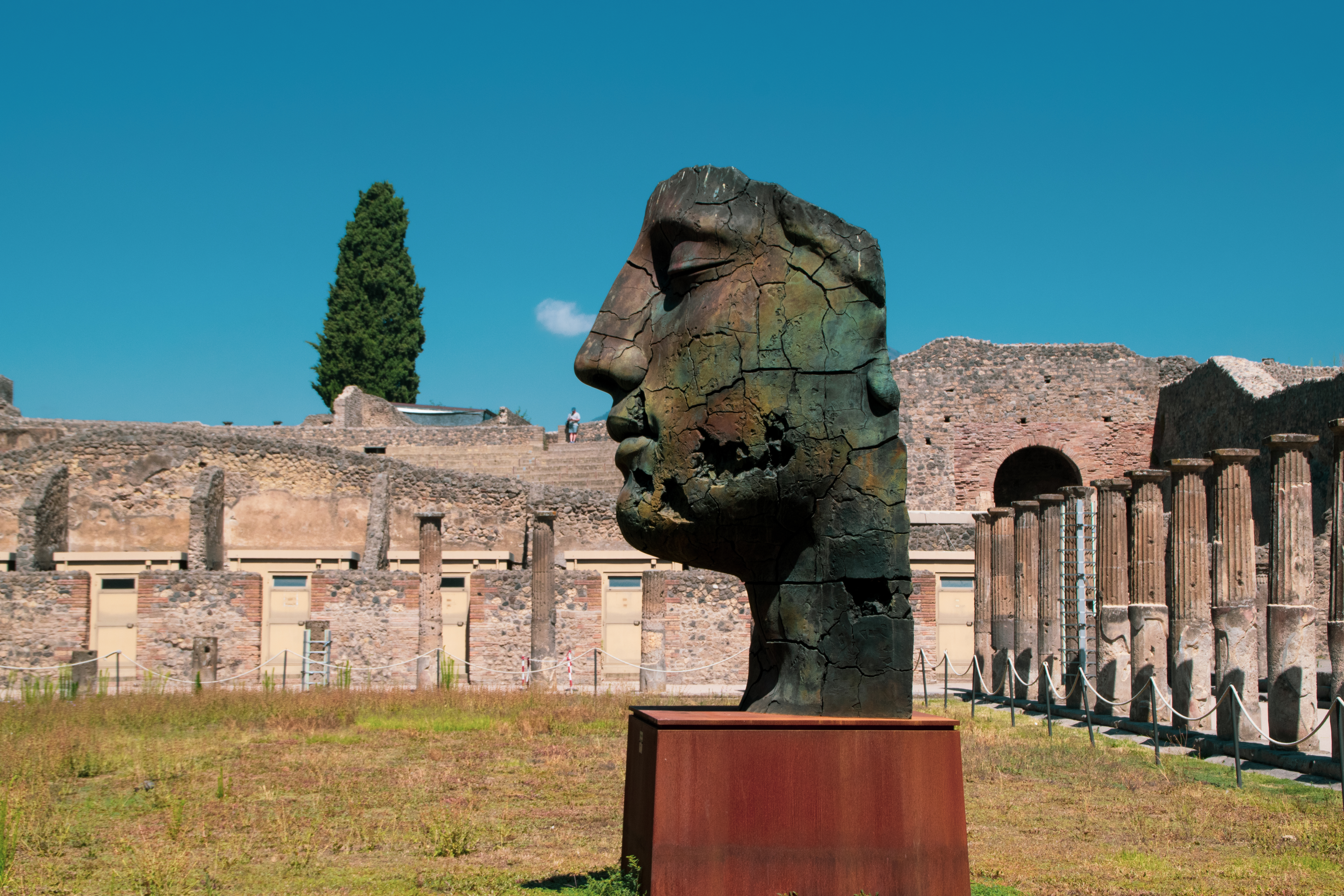 Tankefuldt bronzeansigt fra Pompejis ruiner, der viser den romerske kulturs kunstneriske finesse og historiske betydning nær Napoli