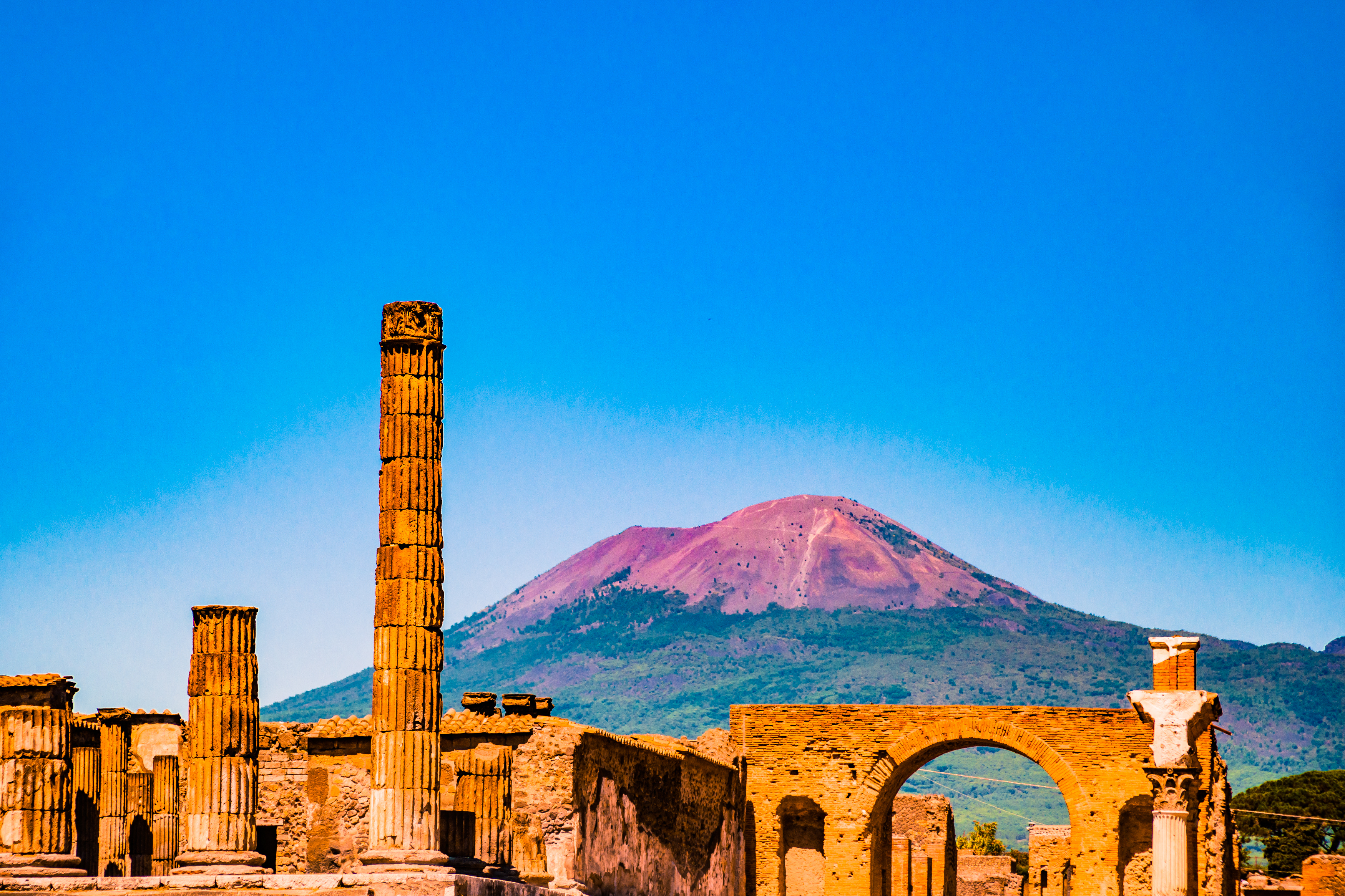 Arkæologiske udgravninger i Pompeii med Mount Vesuvius i det fjerne, Italien
