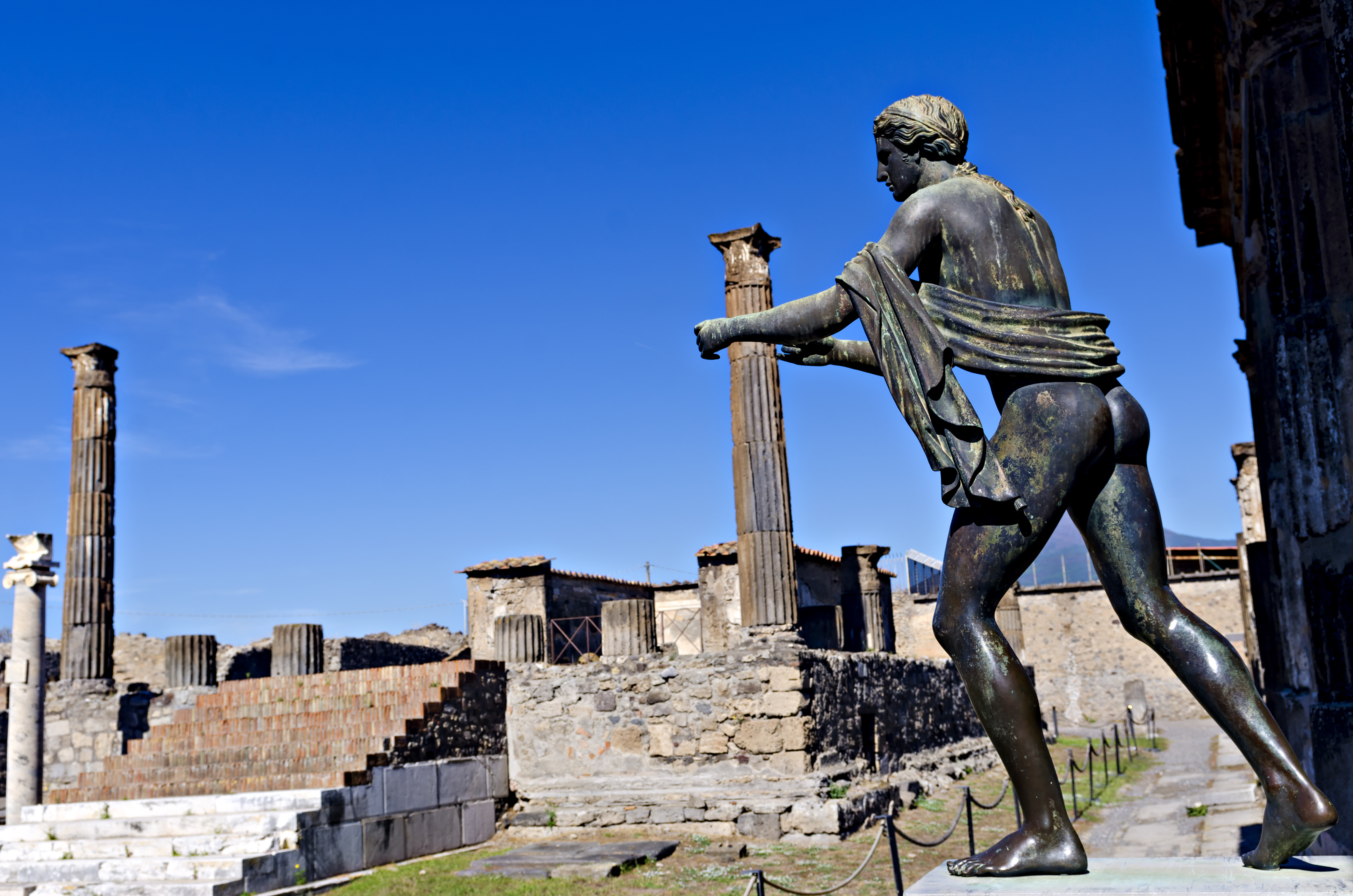 Berømt antik statue i Pompeji med arkæologiske ruiner og blå himmel