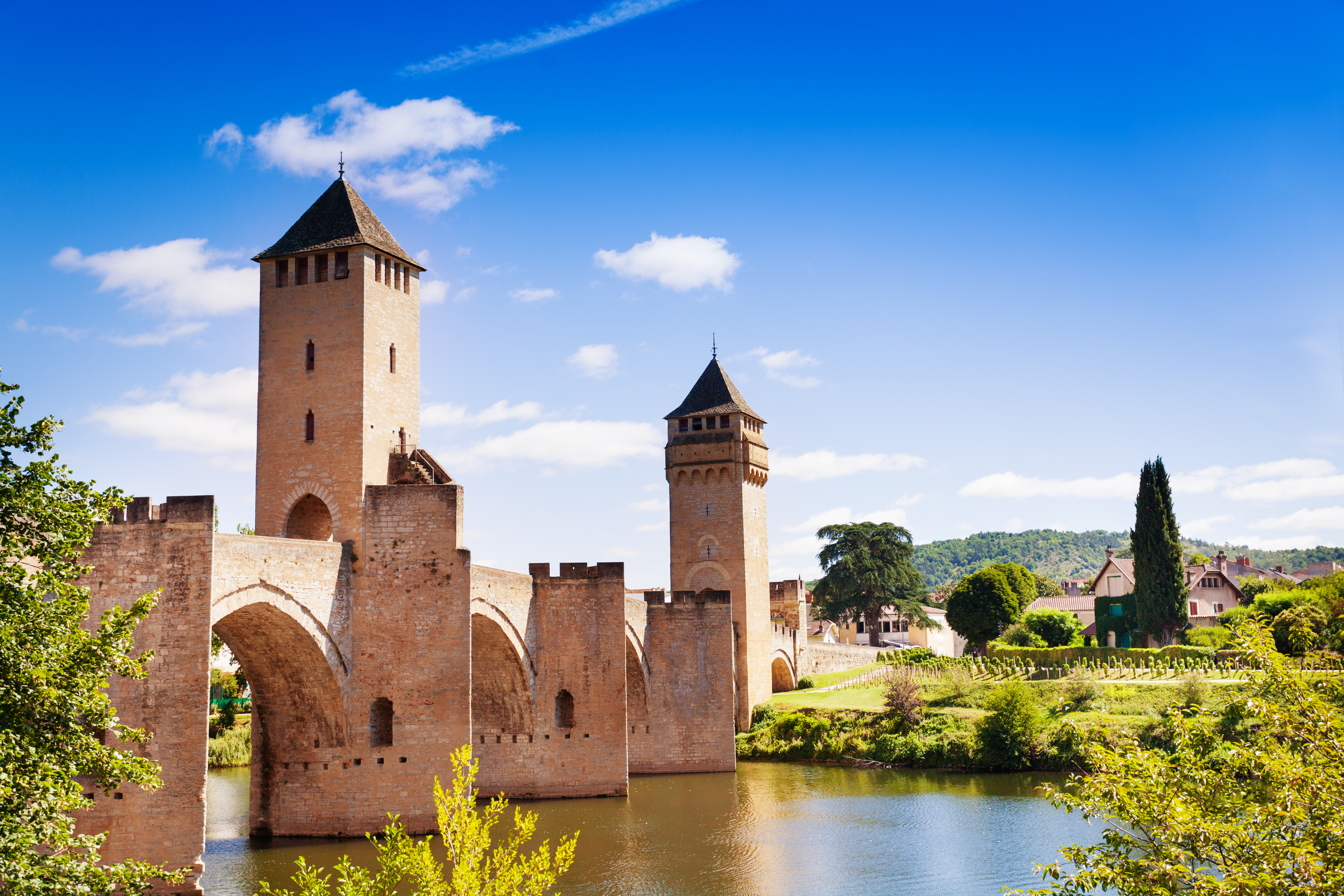 Det smukke Pont Valentré med sine tre tårne over den rolige Lot-flod i Cahors, Frankrig
