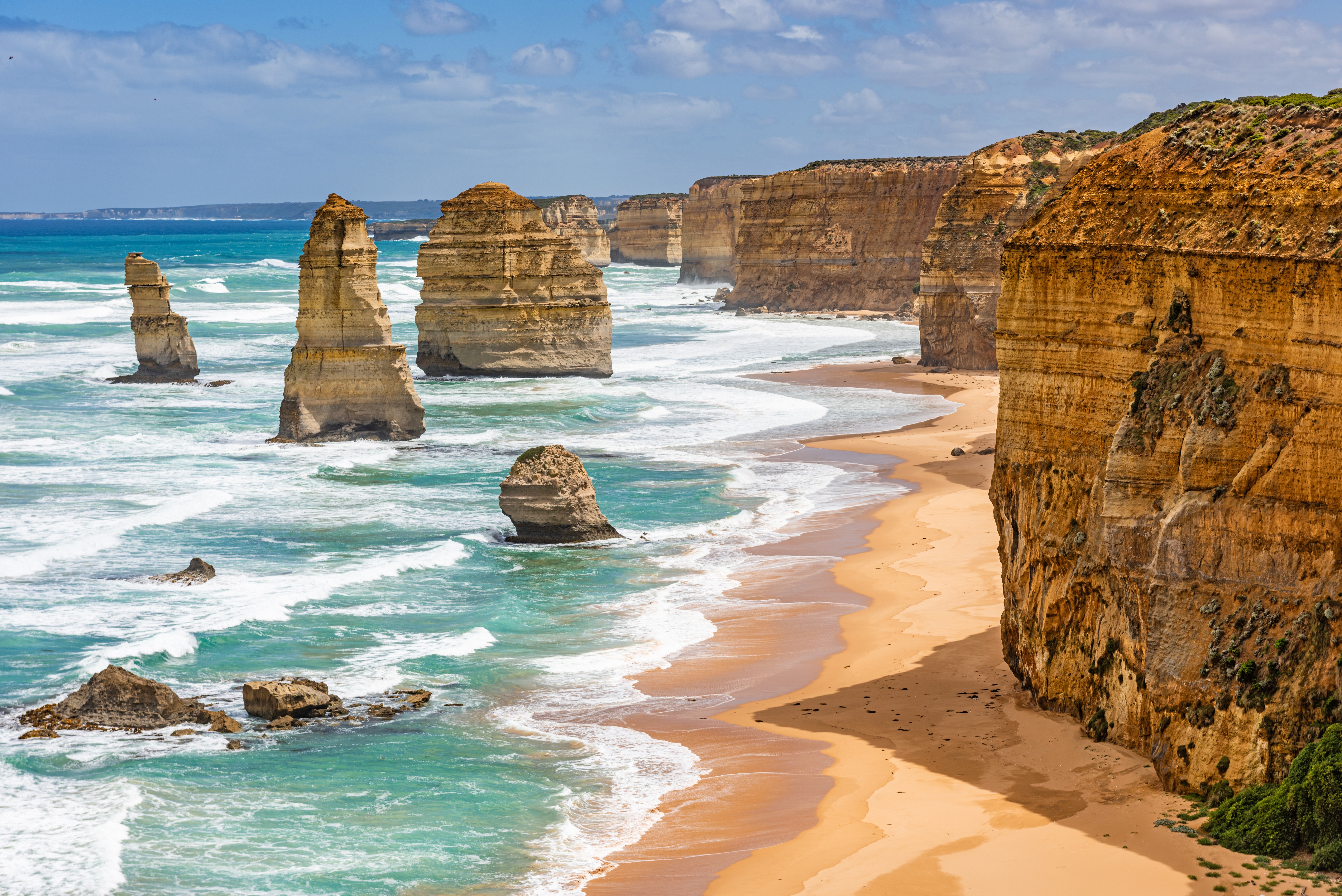 De ikoniske Tolv Apostle klippeformationer langs den dramatiske kyst ved Port Campbell National Park i Australien