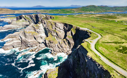 Spektakulær udsigt over de vilde klipper ved Portmagee på Ring of Kerry i Irland med Atlanterhavet og Skellig Islands i baggrunden