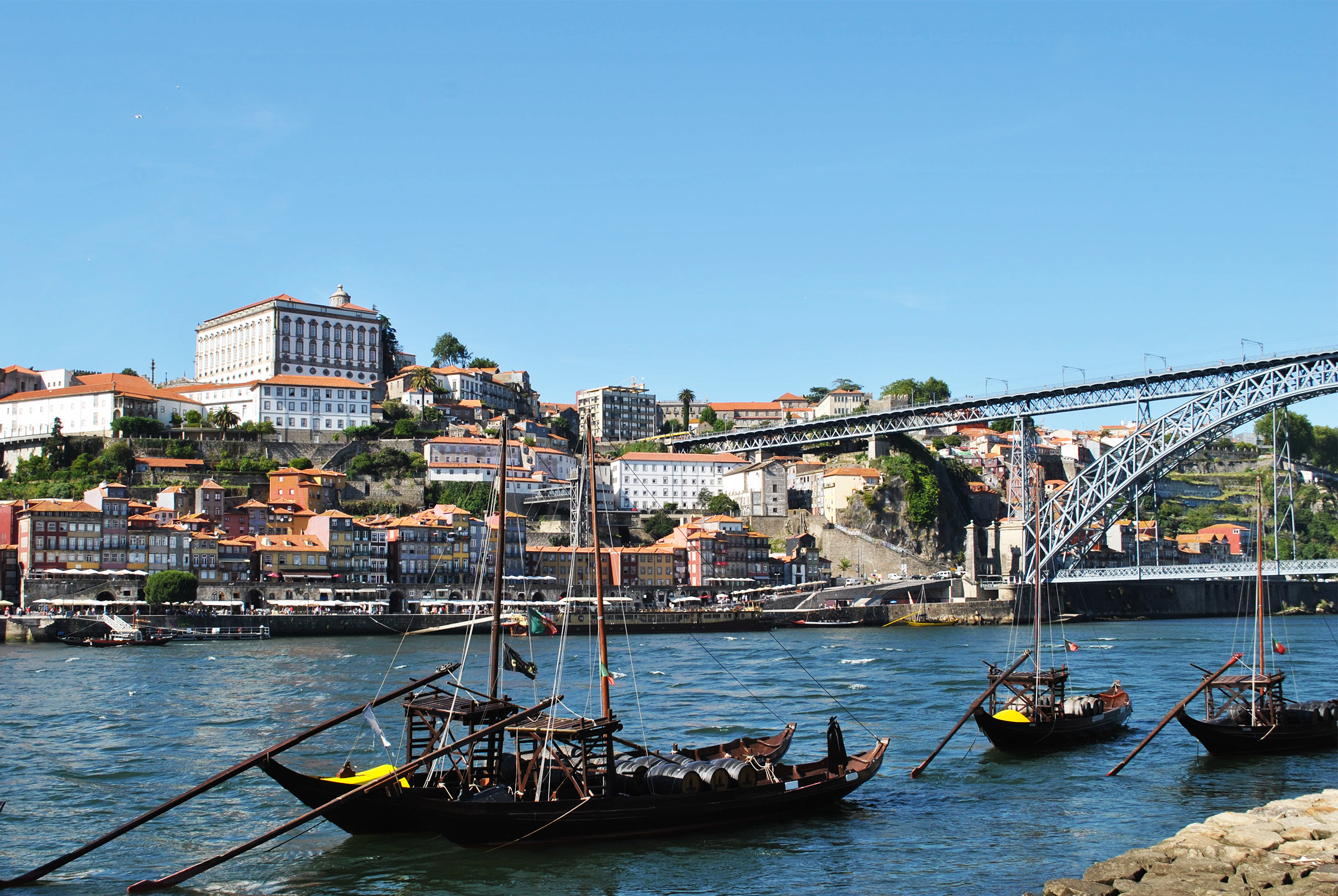 Panoramaudsigt over Porto med traditionelle både på Douro floden og farverige huse i Ribeira kvarteret