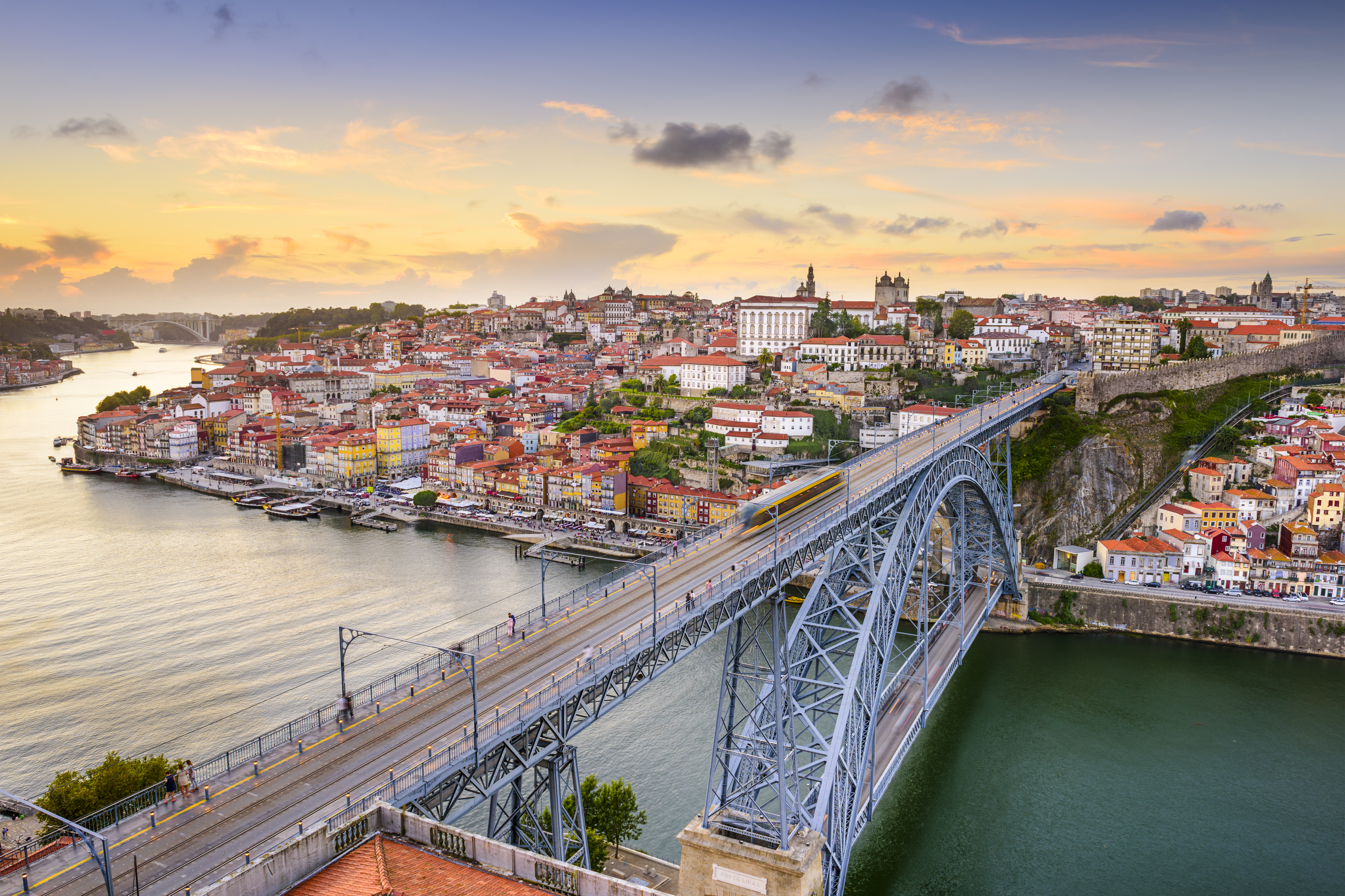 Idyllisk aftenstemning over Portos bylandskab med Douro-floden og Vila Nova de Gaia-bredden i Portugal