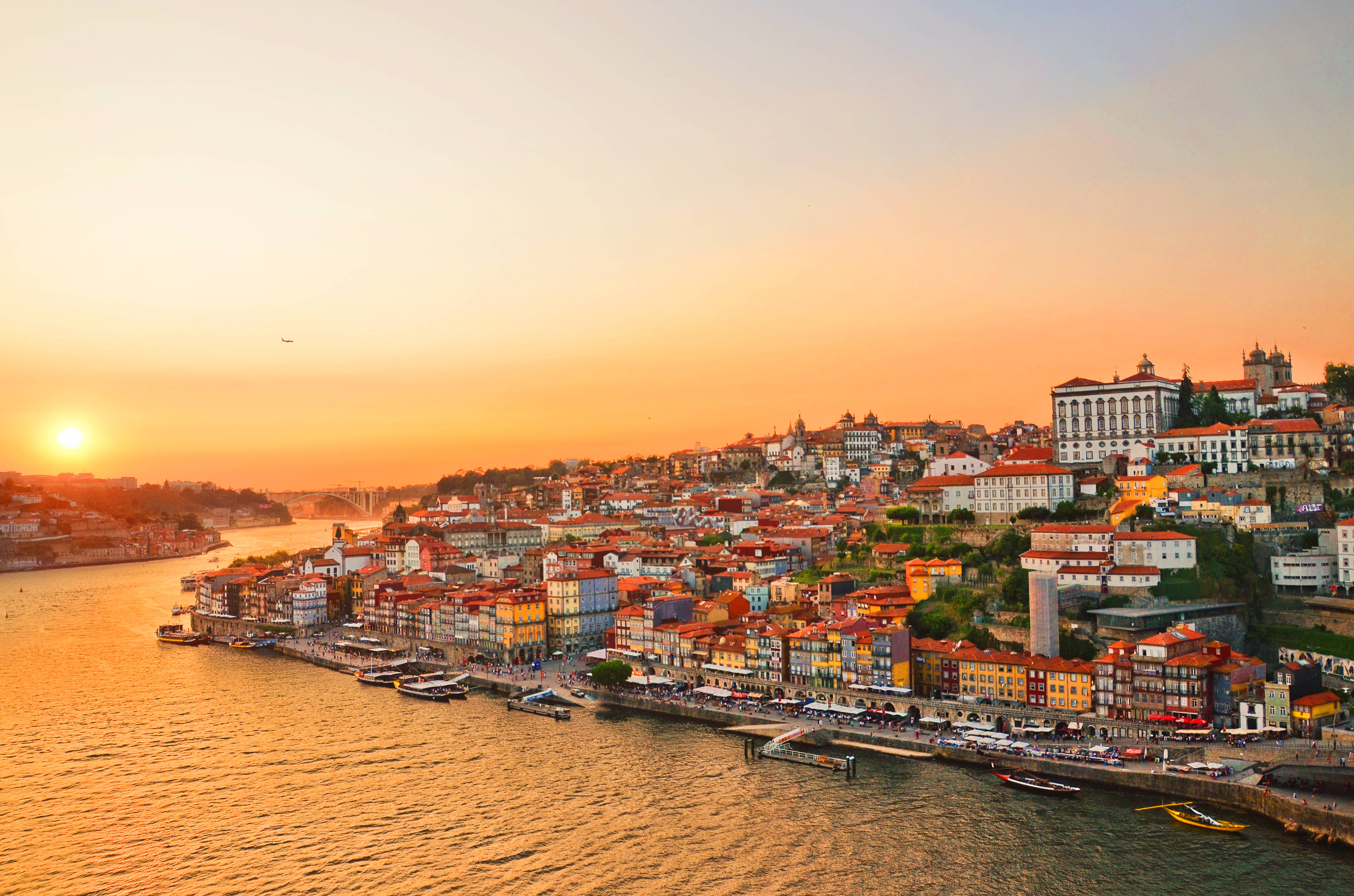 Spektakulær solnedgang over den historiske bydel i Porto med udsigt til Douro-floden