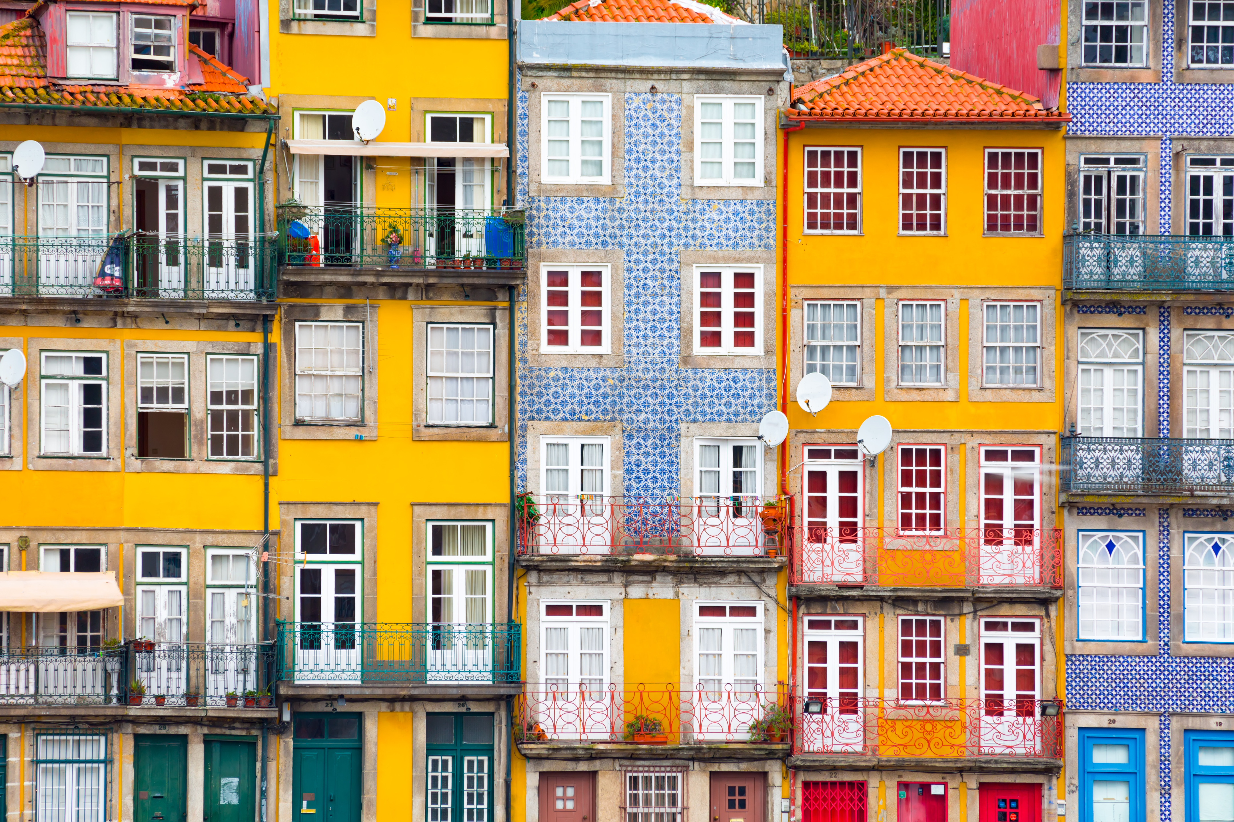 Portos historiske centrum Ribeira med sine traditionelle farverige huse ved Douro-floden. Et UNESCO-verdensarvssted i Nordportugal.