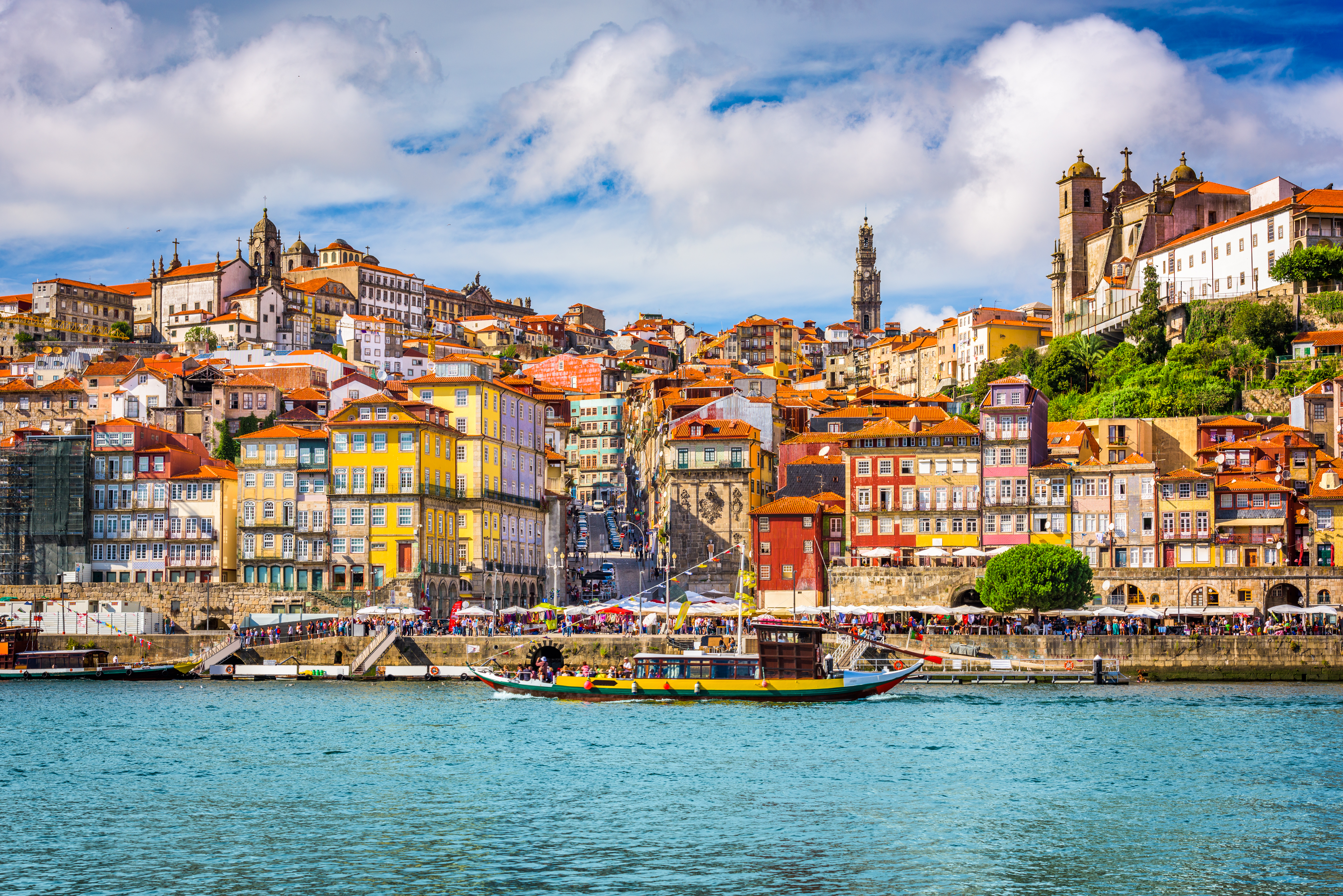 Ikonisk udsigt over Portos farvede facade langs Douro-flodens bred