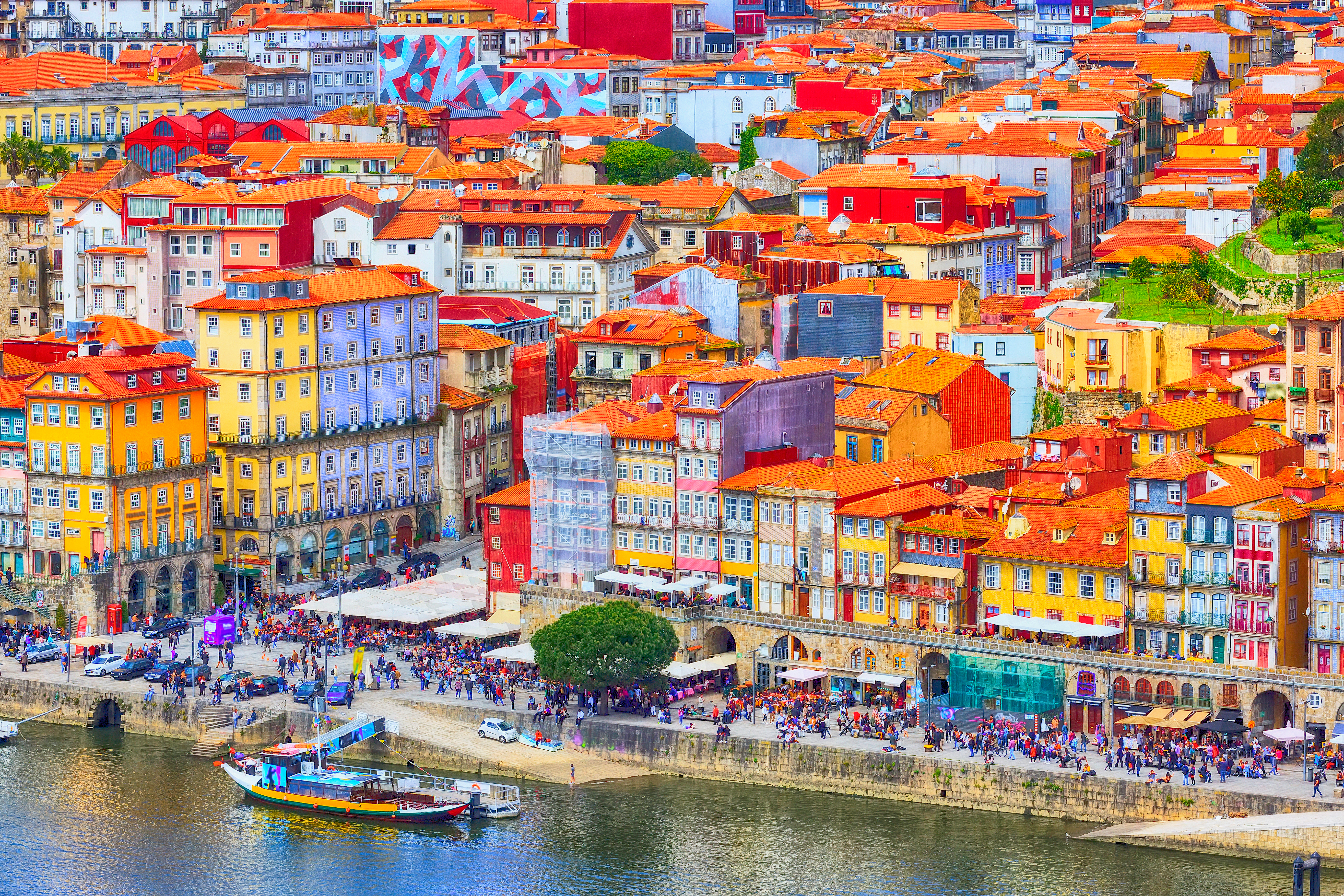Fantastisk panoramaudsigt over Portos historiske Ribeira-distrikt med farverige huse og både på Douro-floden - oplev det med dansktalende rejseleder