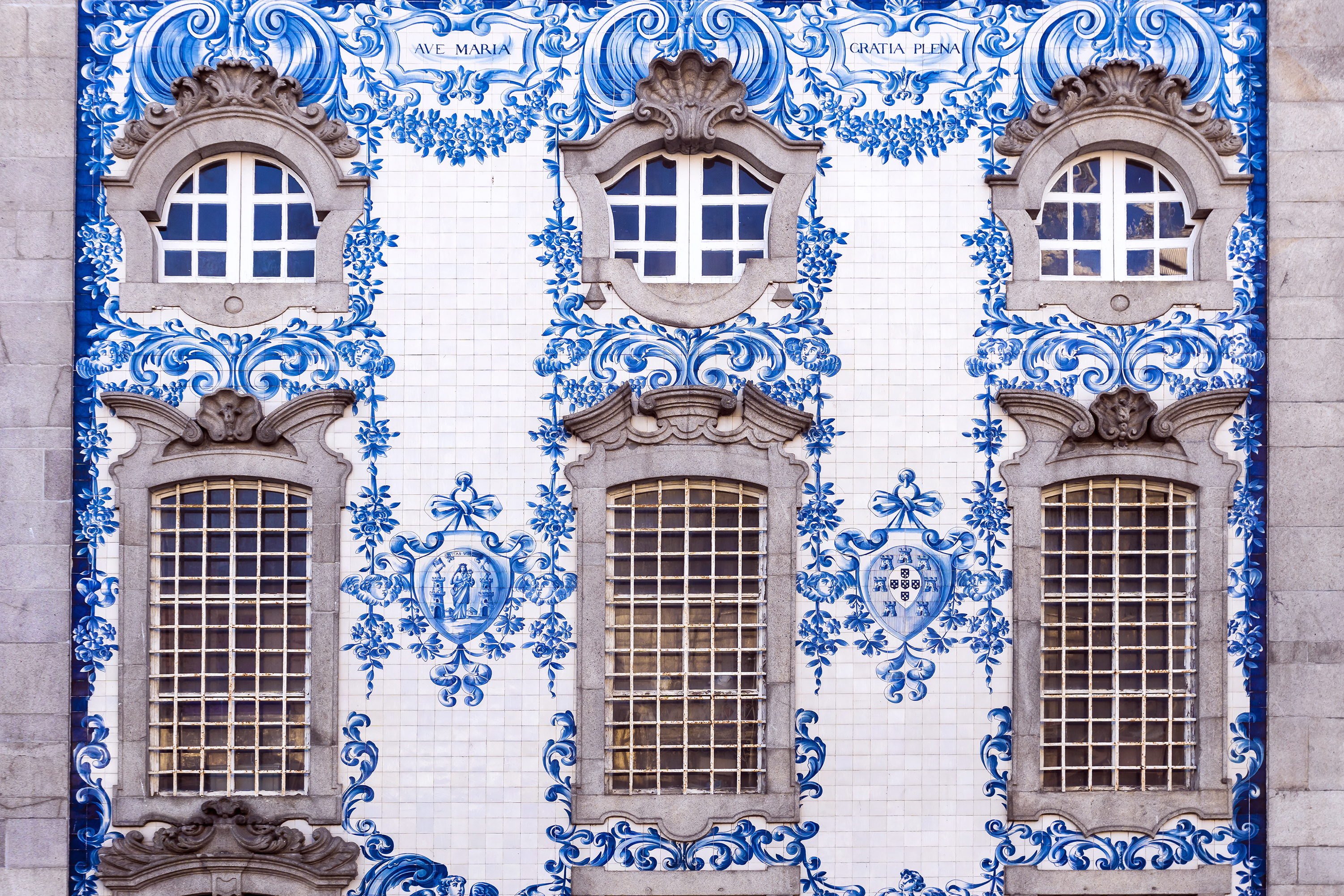 Traditionel facade med blå ornamentik og azulejo fliser i Porto Portugal